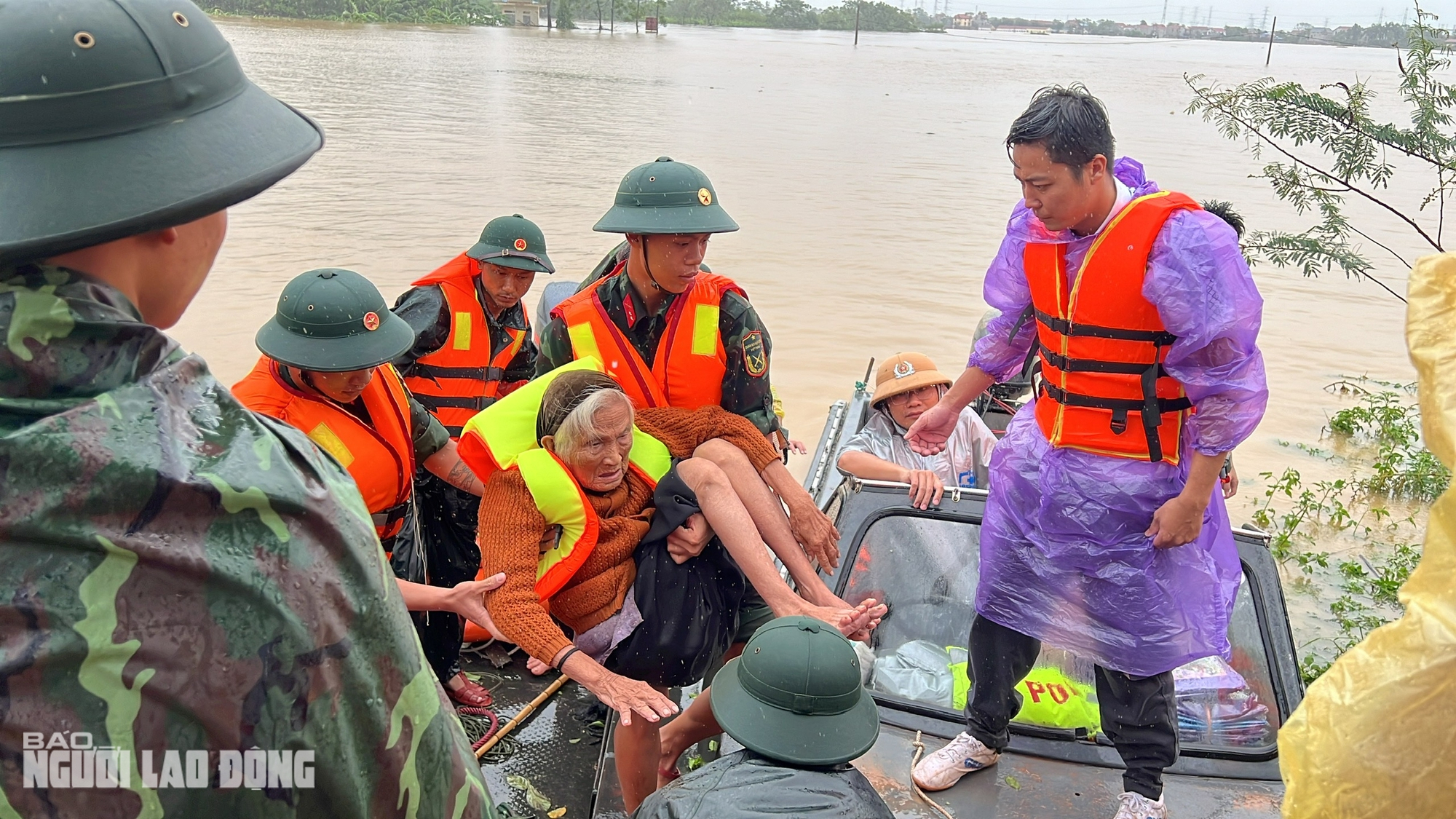 VIDEO: Xuồng máy tiếp cận, giải cứu nhiều người già, trẻ em ở vùng &quot;tâm lũ&quot; Thái Nguyên- Ảnh 2.