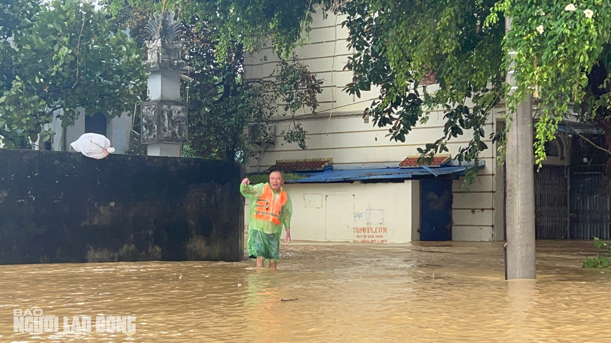 VIDEO: Xuồng máy tiếp cận, giải cứu nhiều người già, trẻ em ở vùng &quot;tâm lũ&quot; Thái Nguyên- Ảnh 4.