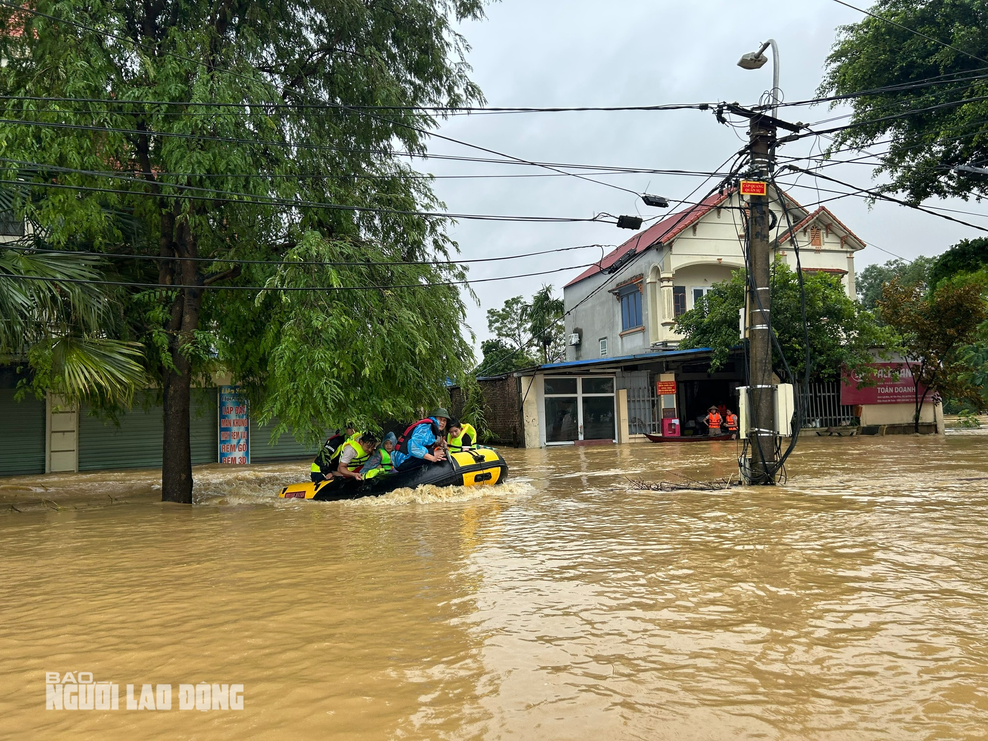 VIDEO: Xuồng máy tiếp cận, giải cứu nhiều người già, trẻ em ở vùng &quot;tâm lũ&quot; Thái Nguyên- Ảnh 5.