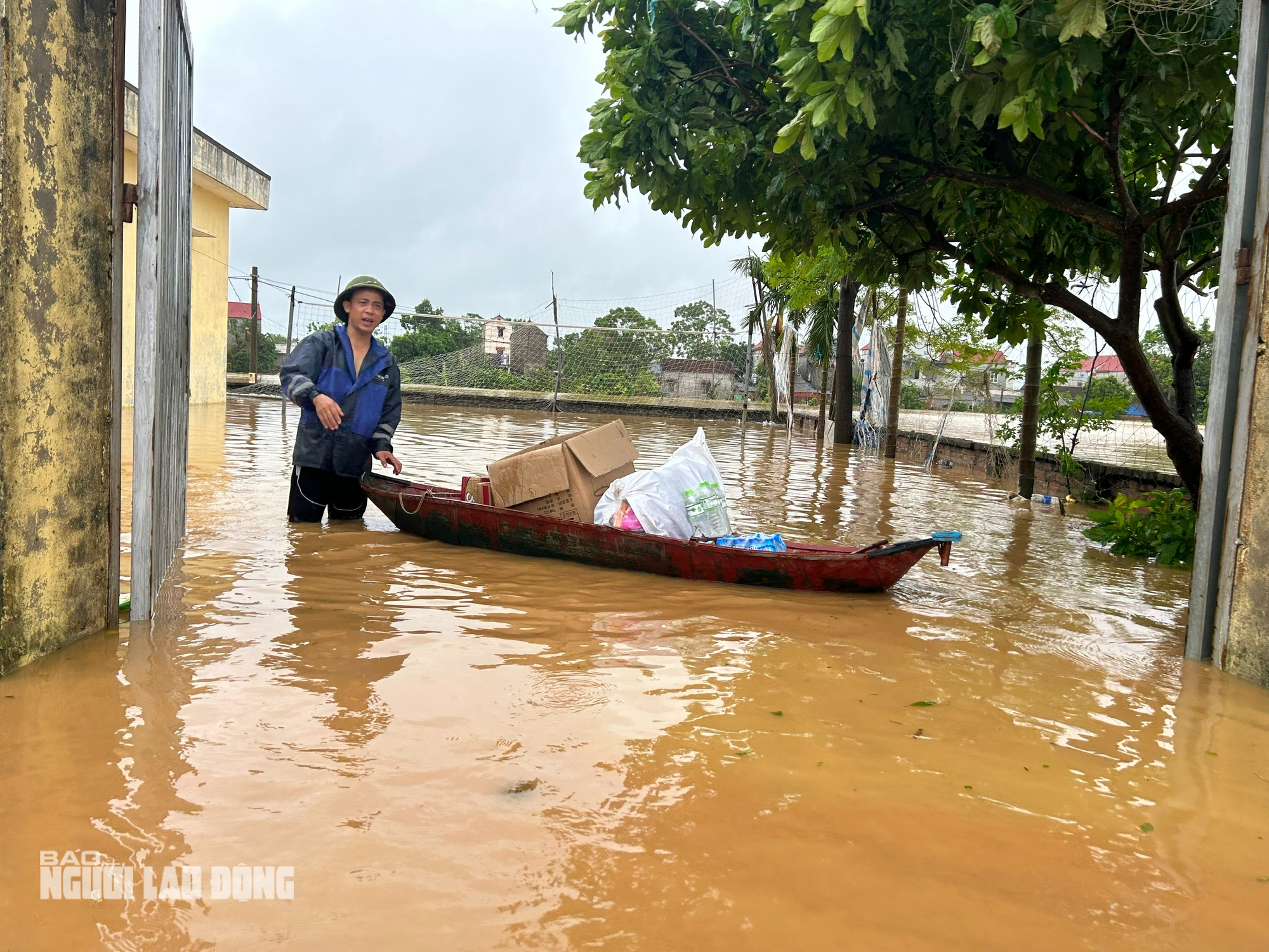 VIDEO: Xuồng máy tiếp cận, giải cứu nhiều người già, trẻ em ở vùng &quot;tâm lũ&quot; Thái Nguyên- Ảnh 6.