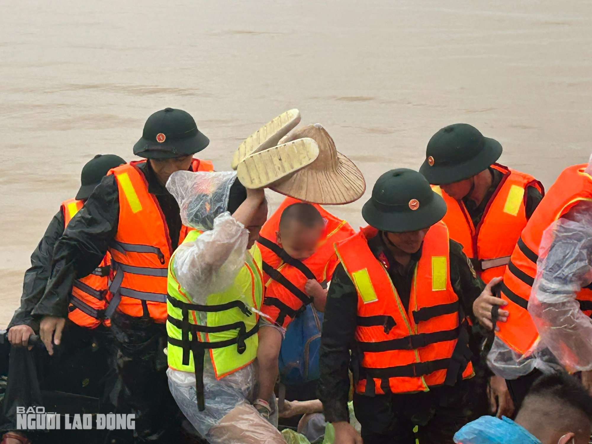 VIDEO: Xuồng máy tiếp cận, giải cứu nhiều người già, trẻ em ở vùng &quot;tâm lũ&quot; Thái Nguyên- Ảnh 10.