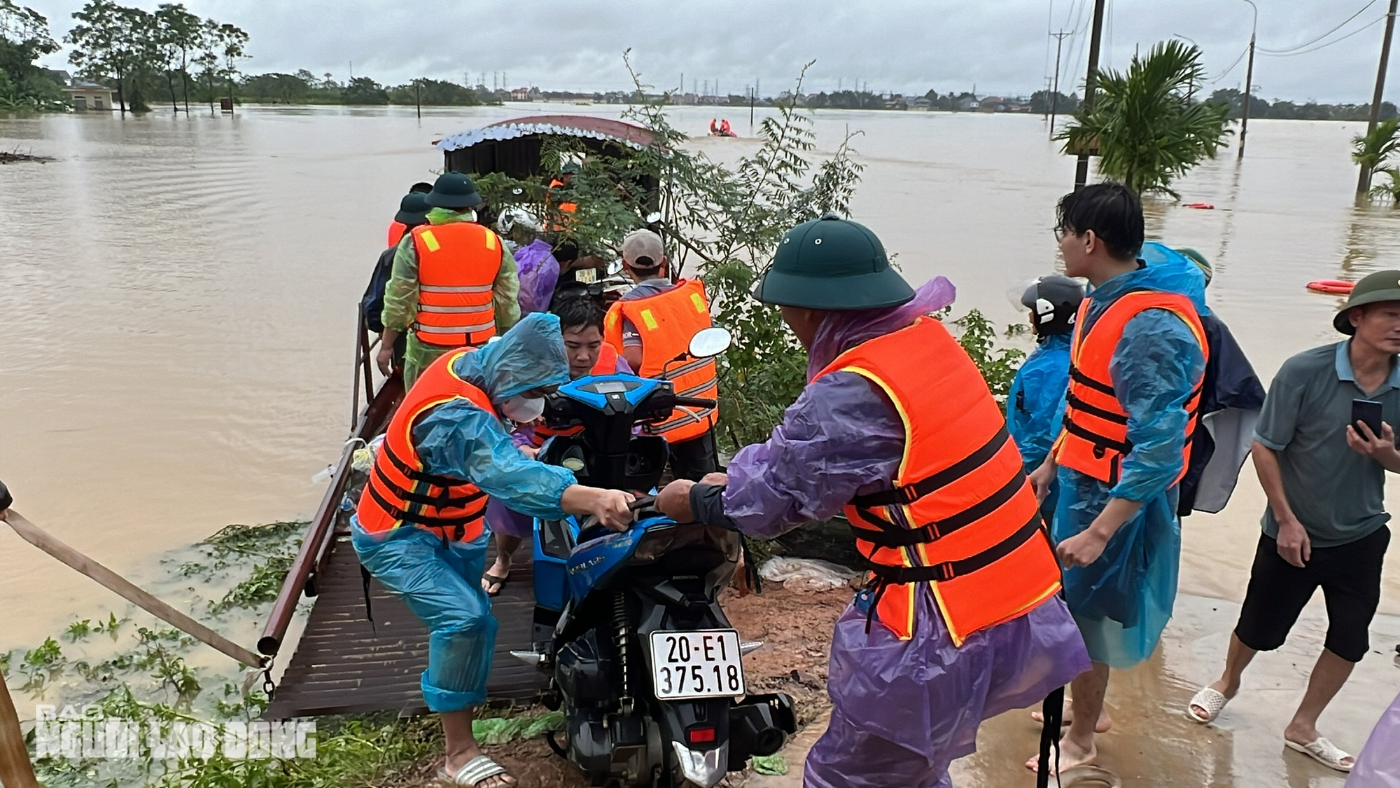 VIDEO: Xuồng máy tiếp cận, giải cứu nhiều người già, trẻ em ở vùng &quot;tâm lũ&quot; Thái Nguyên- Ảnh 11.