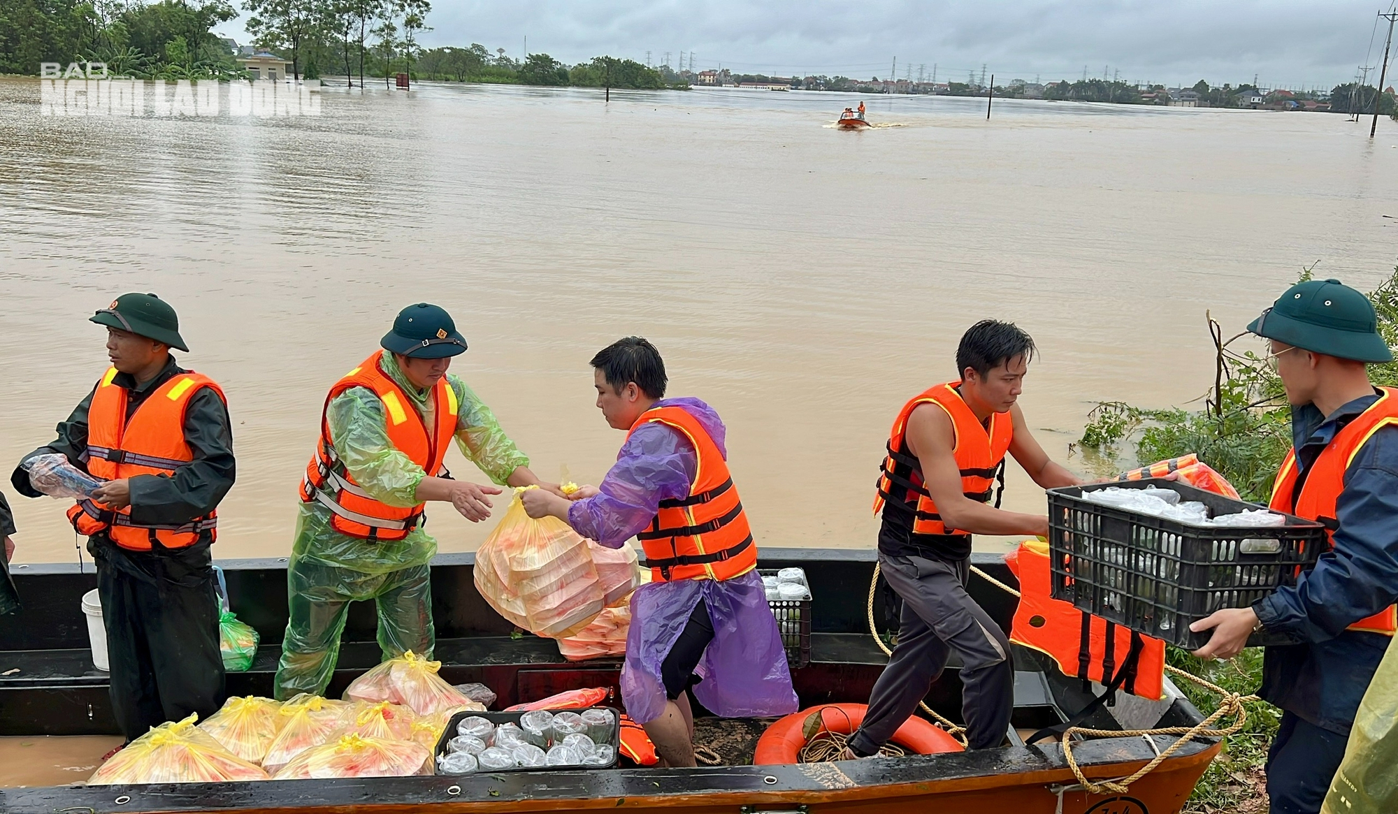 VIDEO: Xuồng máy tiếp cận, giải cứu nhiều người già, trẻ em ở vùng &quot;tâm lũ&quot; Thái Nguyên- Ảnh 14.