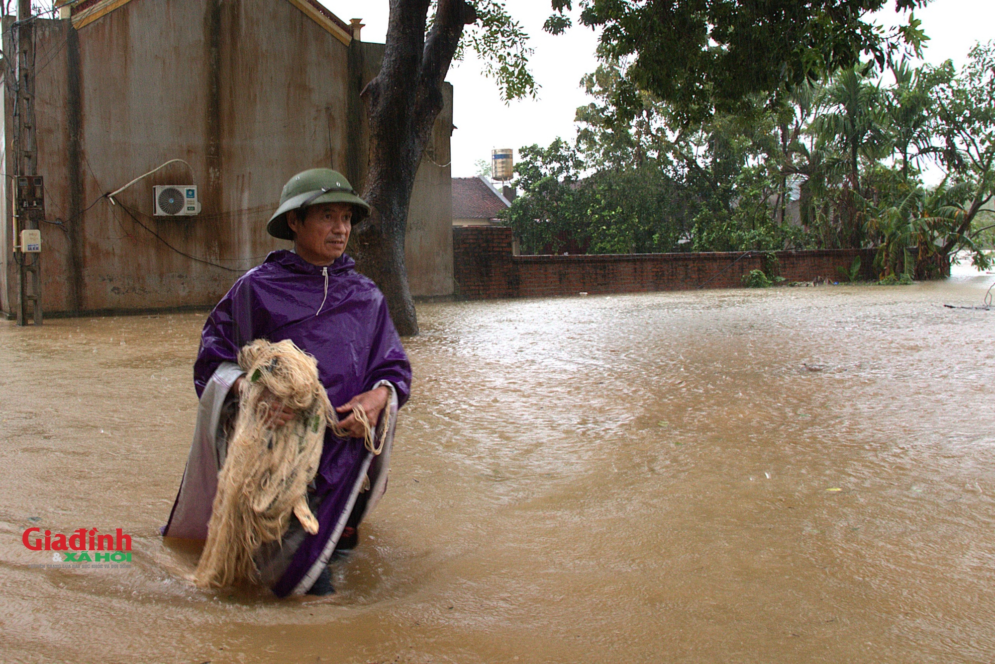 Hà Nội: Lũ trên sông Bùi cuồn cuộn tràn về, hàng nghìn hộ dân chìm trong biển nước - Ảnh 12.