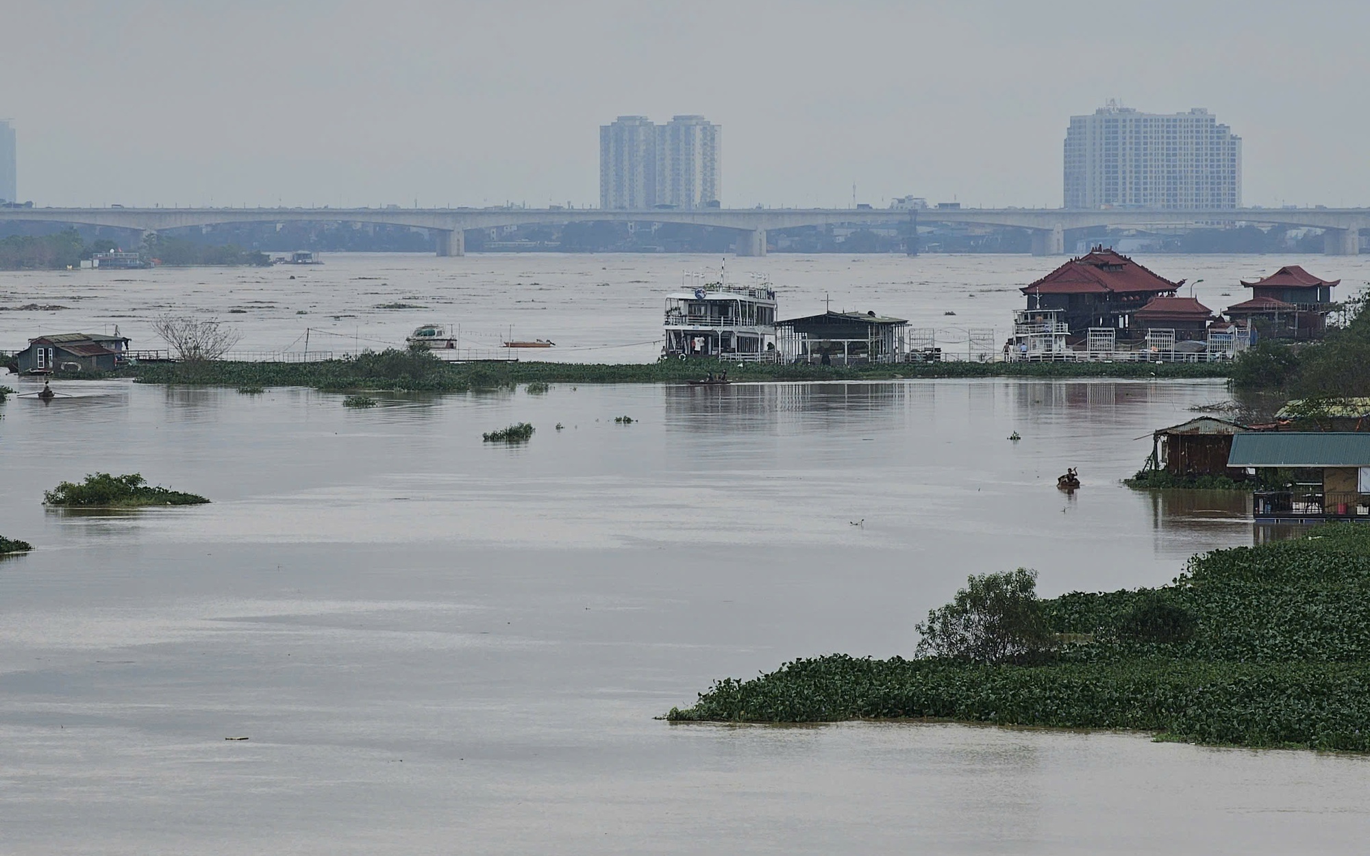 ha-noi-song-hong-song-da-1726044392244858590993-30-0-1630-2560-crop-1726044396209365792558.jpg