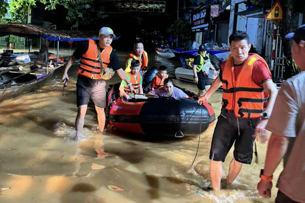 Hồng Đăng, Kiều Anh và nhiều nghệ sĩ trực tiếp đi cứu trợ bà con vùng rốn lũ miền Bắc - Ảnh 2.