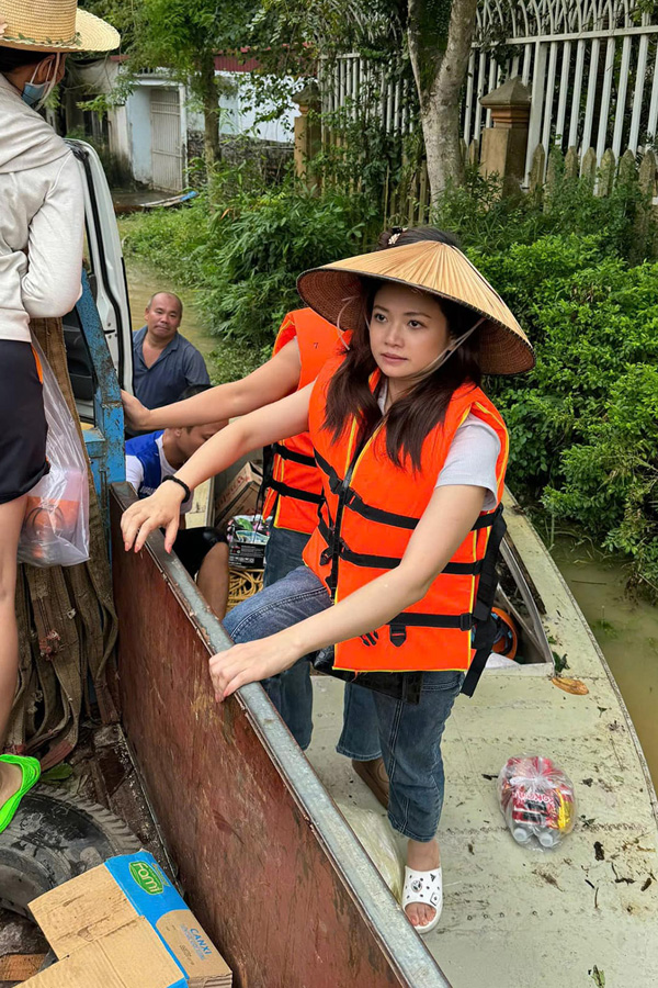 Hồng Đăng, Kiều Anh và nhiều nghệ sĩ trực tiếp đi cứu trợ bà con vùng rốn lũ miền Bắc - Ảnh 6.