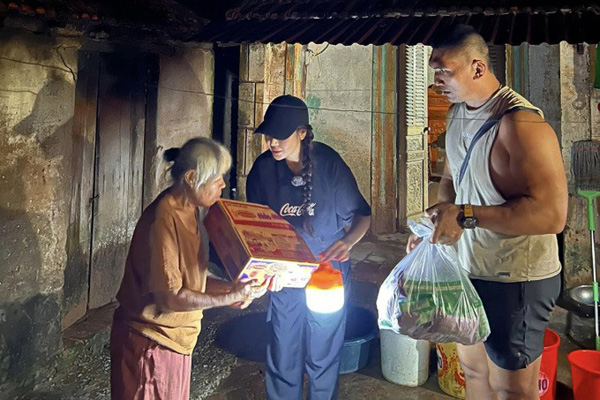 Hồng Đăng, Kiều Anh và nhiều nghệ sĩ trực tiếp đi cứu trợ bà con vùng rốn lũ miền Bắc - Ảnh 10.