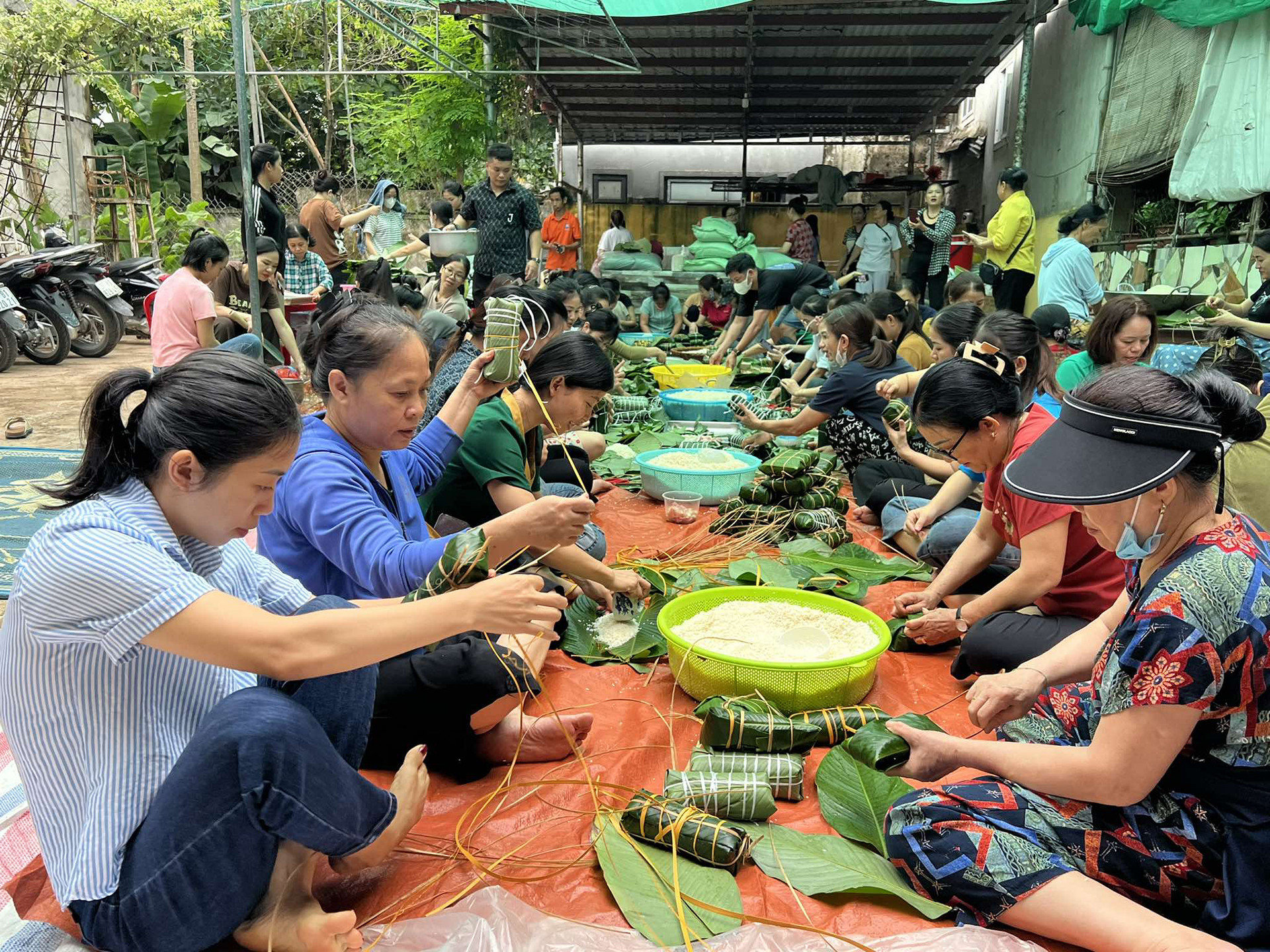 Người miền Trung 'đỏ lửa' nấu hàng nghìn bánh chưng gửi đồng bào lũ lụt - Ảnh 2.