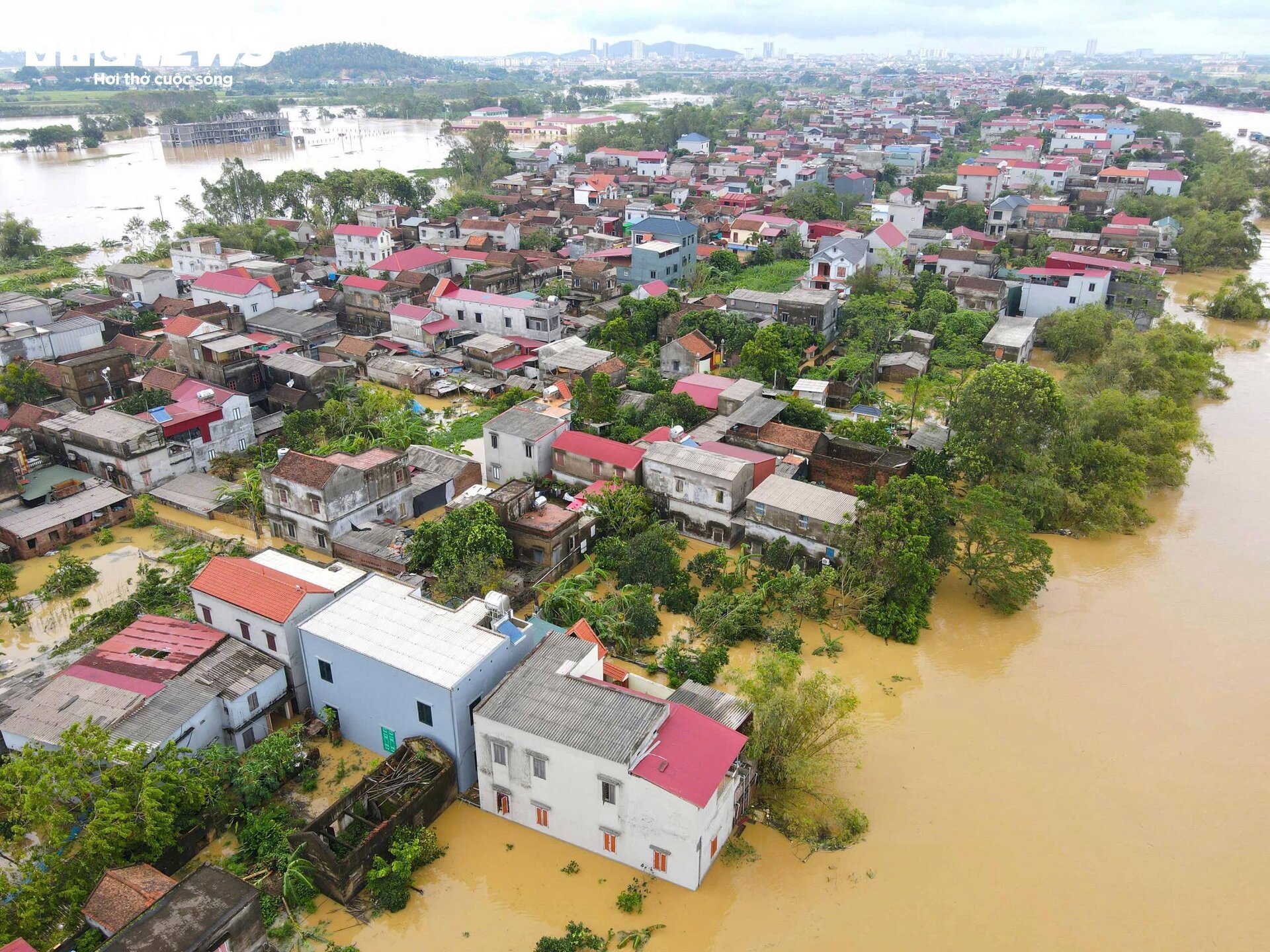 Lũ sông Cầu cao nhất trong gần 40 năm, 9.000 người dân Bắc Giang bị cô lập - Ảnh 2.