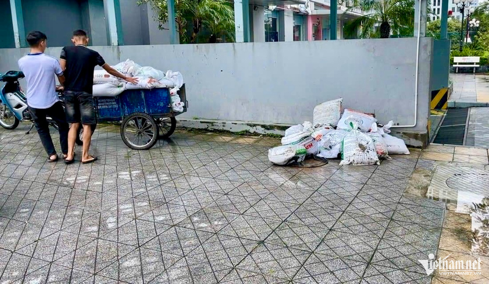 Chung cư ở Hà Nội hối hả tích trữ bao cát, dựng vách chống ngập hầm - Ảnh 3.