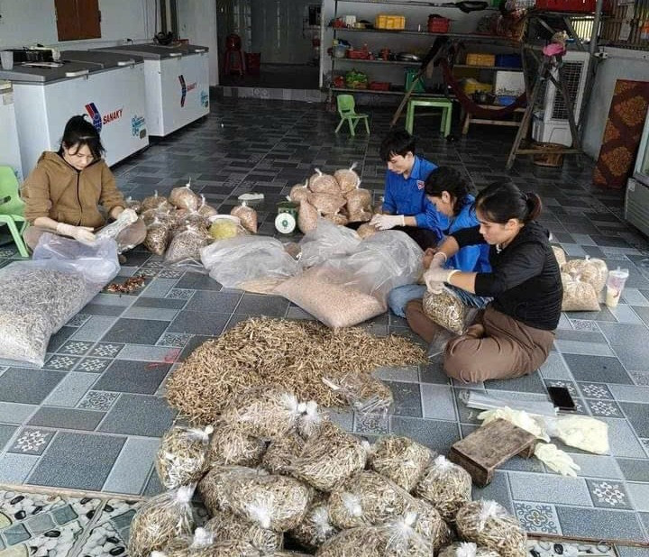 Người miền Trung 'đỏ lửa' nấu hàng nghìn bánh chưng gửi đồng bào lũ lụt - Ảnh 6.