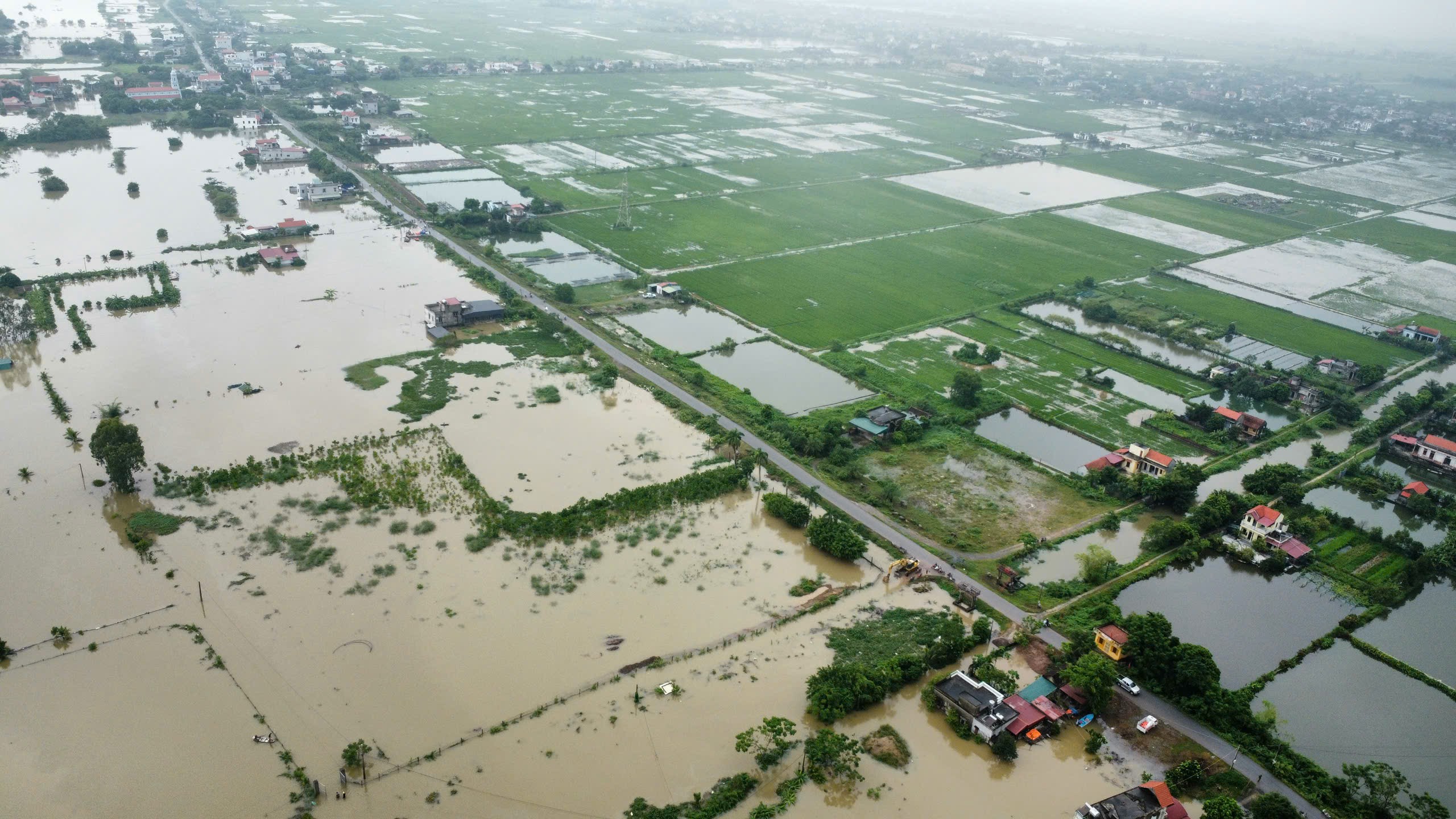 Hình ảnh từ trên cao loạt nhà dân ở Nam Định bị ngập trong nước- Ảnh 2.