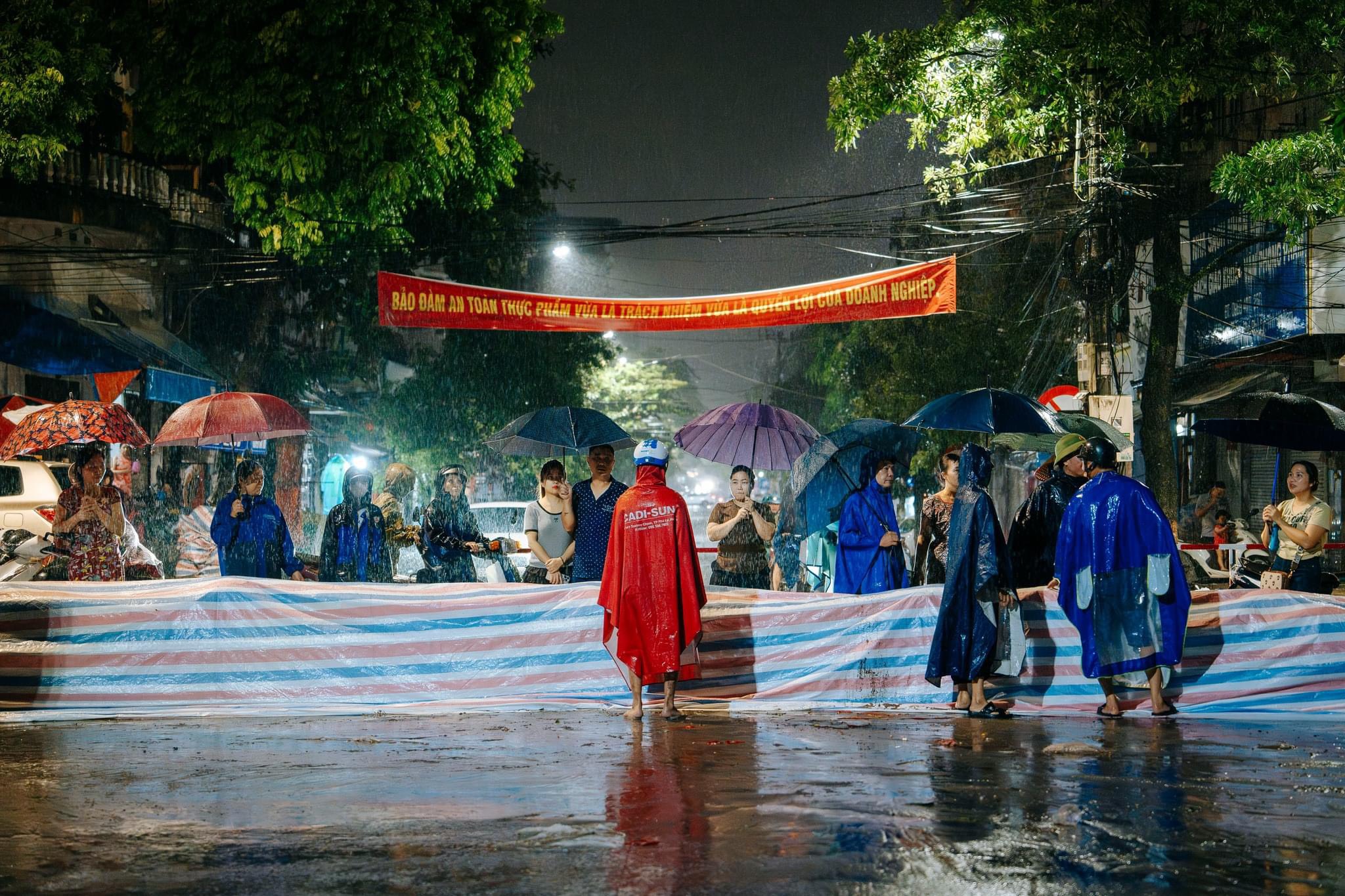 Hà Nam: Người dân đồng sức, đồng lòng, quyết tâm chiến thắng thiên tai- Ảnh 10.