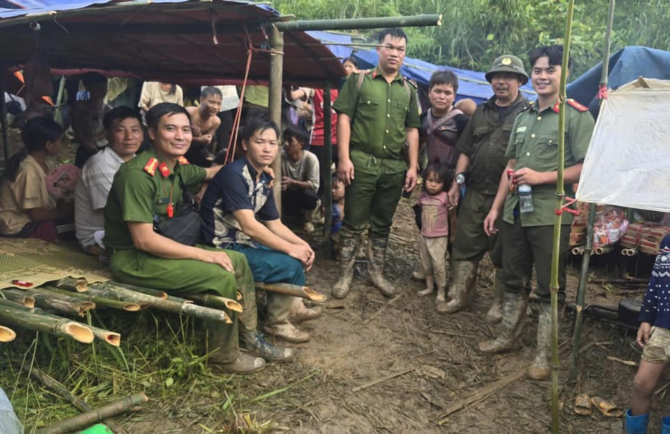 Thấy nguy cơ sạt lở đất, trưởng thôn đưa 115 người lên lên núi lánh nạn an toàn - Ảnh 2.