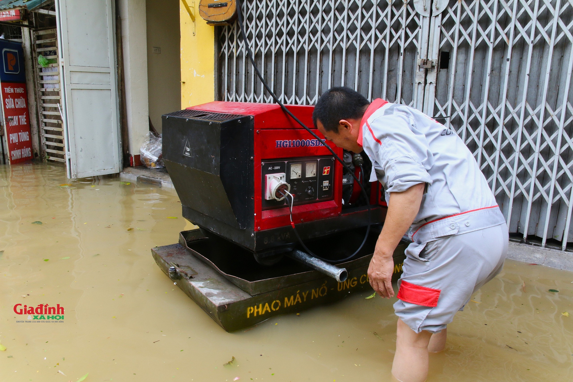 Hà Nội: Lực lượng chức năng căng mình hỗ trợ người dân vùng ngập lụt ven sông Hồng- Ảnh 15.