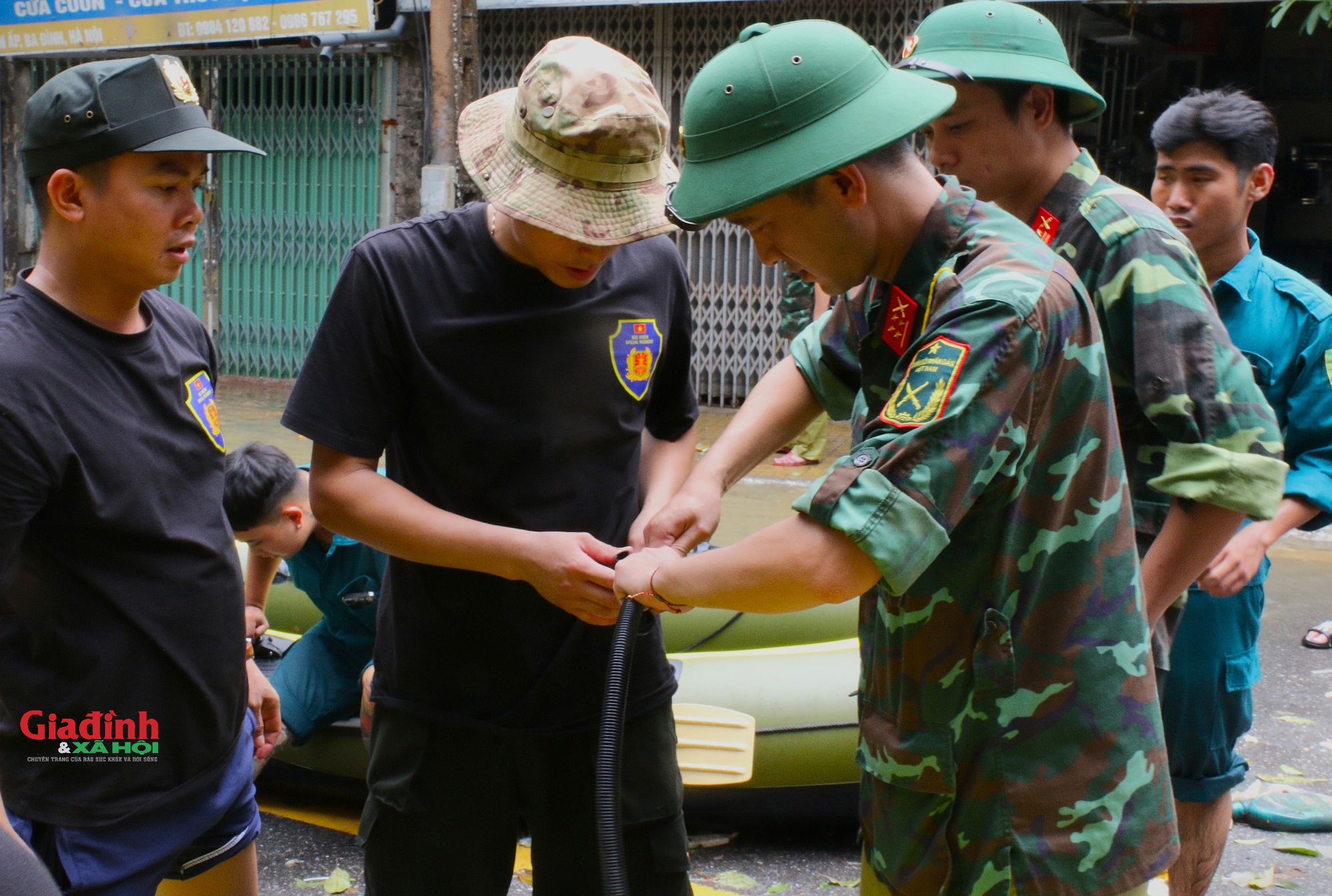 Hà Nội: Lực lượng chức năng căng mình hỗ trợ người dân vùng ngập lụt ven sông Hồng- Ảnh 6.