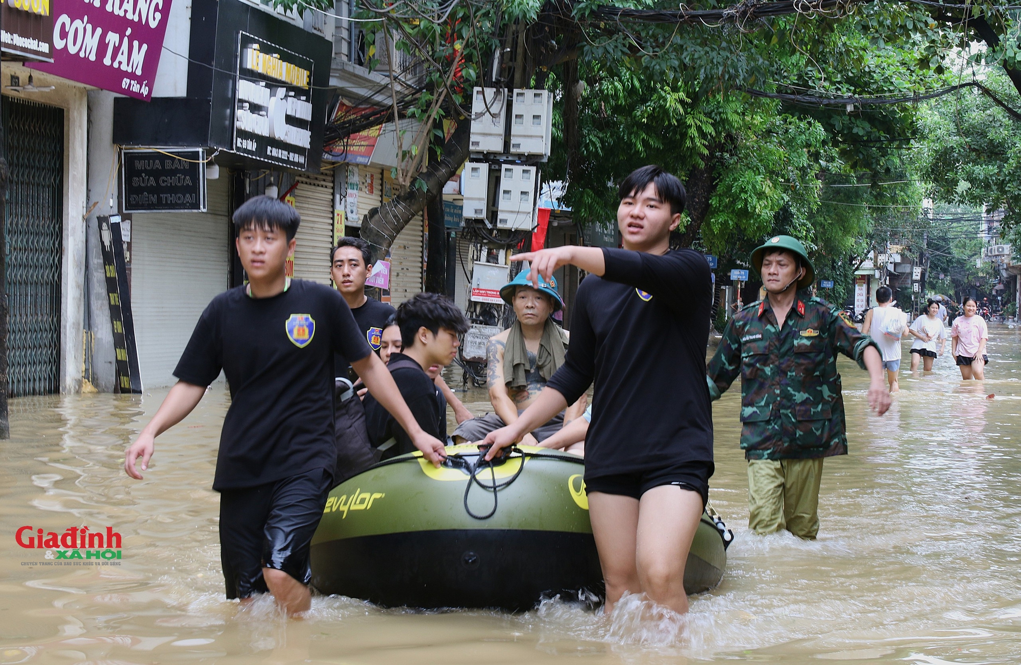 Hà Nội: Lực lượng chức năng căng mình hỗ trợ người dân vùng ngập lụt ven sông Hồng- Ảnh 8.