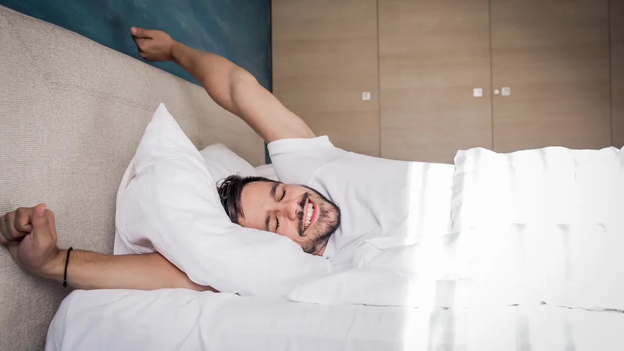 guy-waking-up-in-the-morning-istock-1054282480-17260472870741496436753-1726047549636-17260475502201152515342-1726110128305-17261101284321812302425.jpg