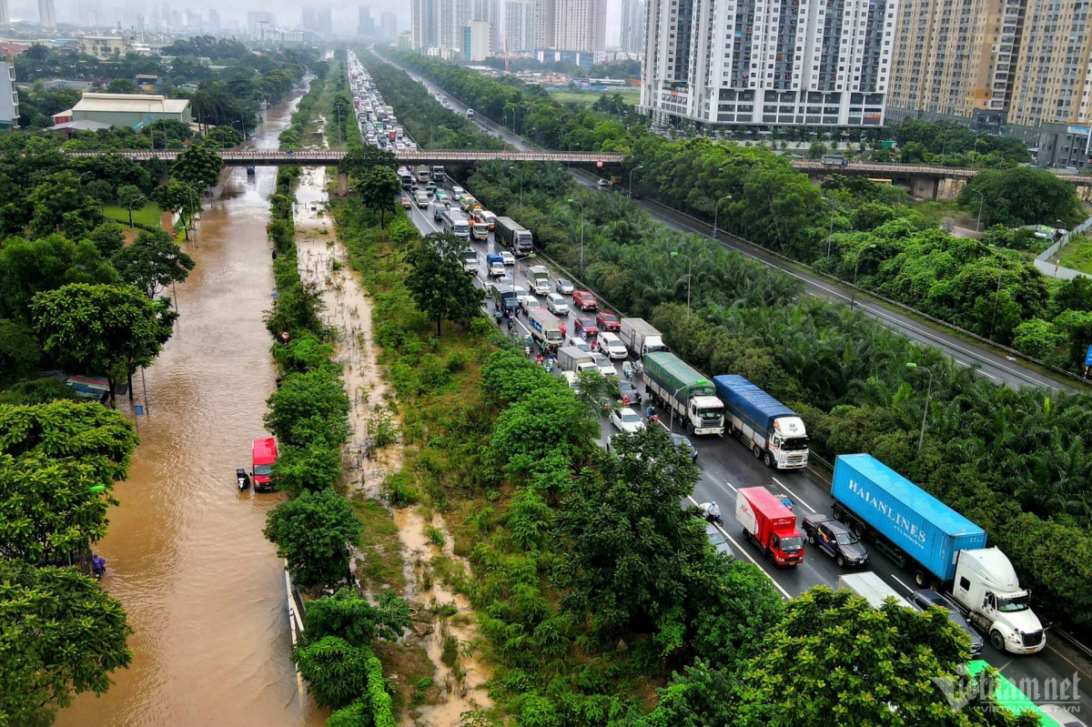 Cho phép xe máy đi làn khẩn cấp trên cao tốc Đại lộ Thăng Long để tránh ngập - Ảnh 1.