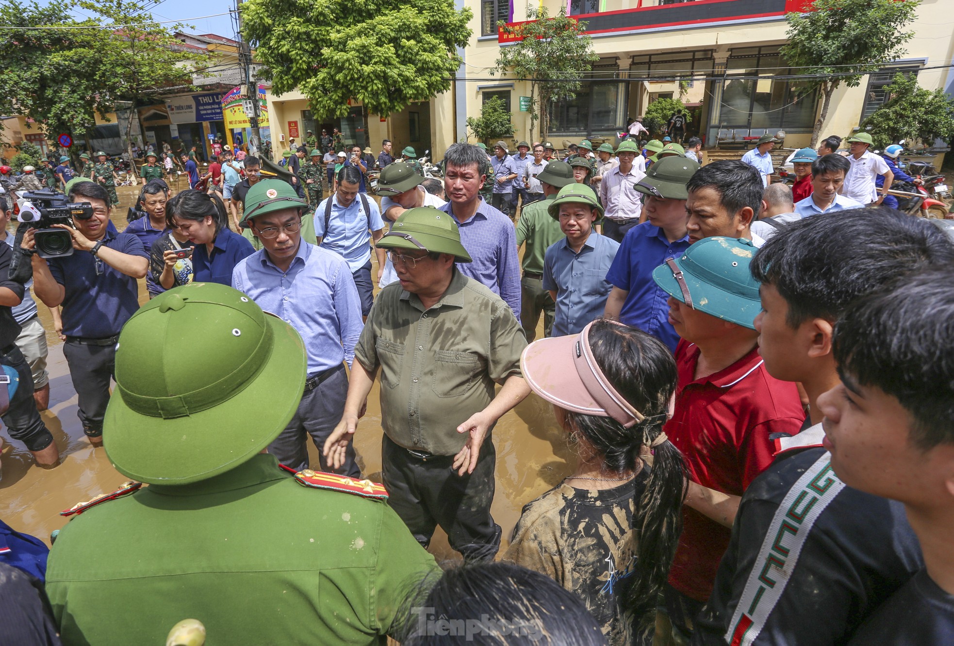 Bộ đội, công an dọn lớp bùn sâu đến đầu gối ở vùng 'rốn lũ' Yên Bái - Ảnh 21.