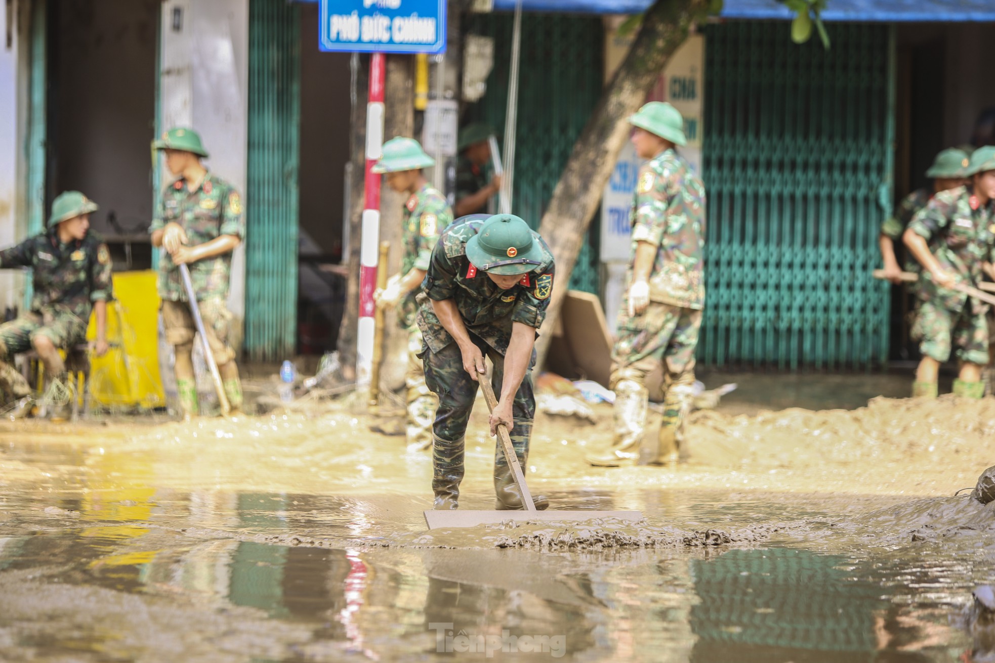 Bộ đội, công an dọn lớp bùn sâu đến đầu gối ở vùng 'rốn lũ' Yên Bái - Ảnh 8.