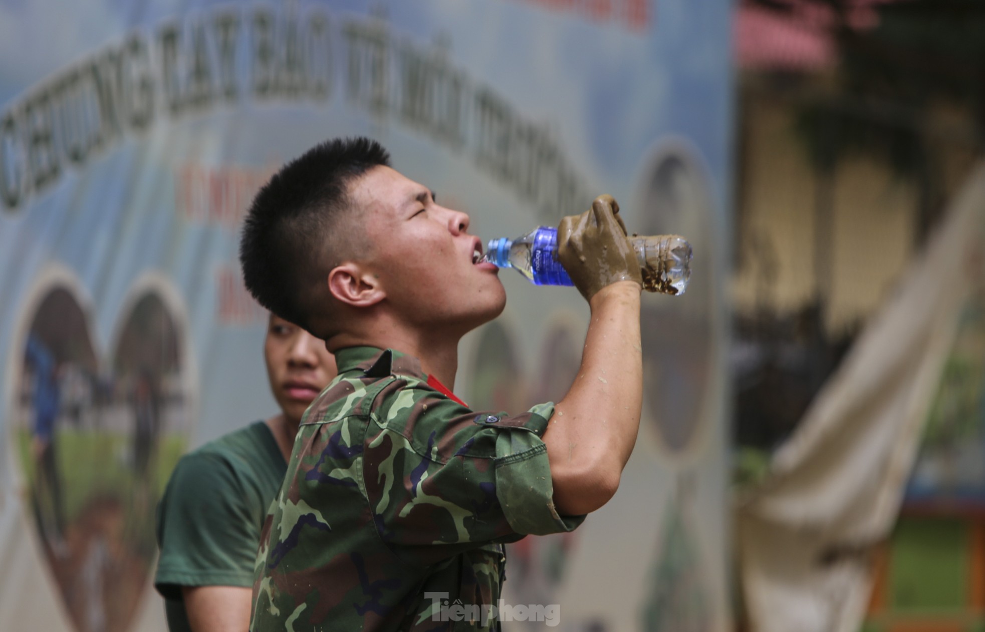 Bộ đội, công an dọn lớp bùn sâu đến đầu gối ở vùng 'rốn lũ' Yên Bái - Ảnh 15.