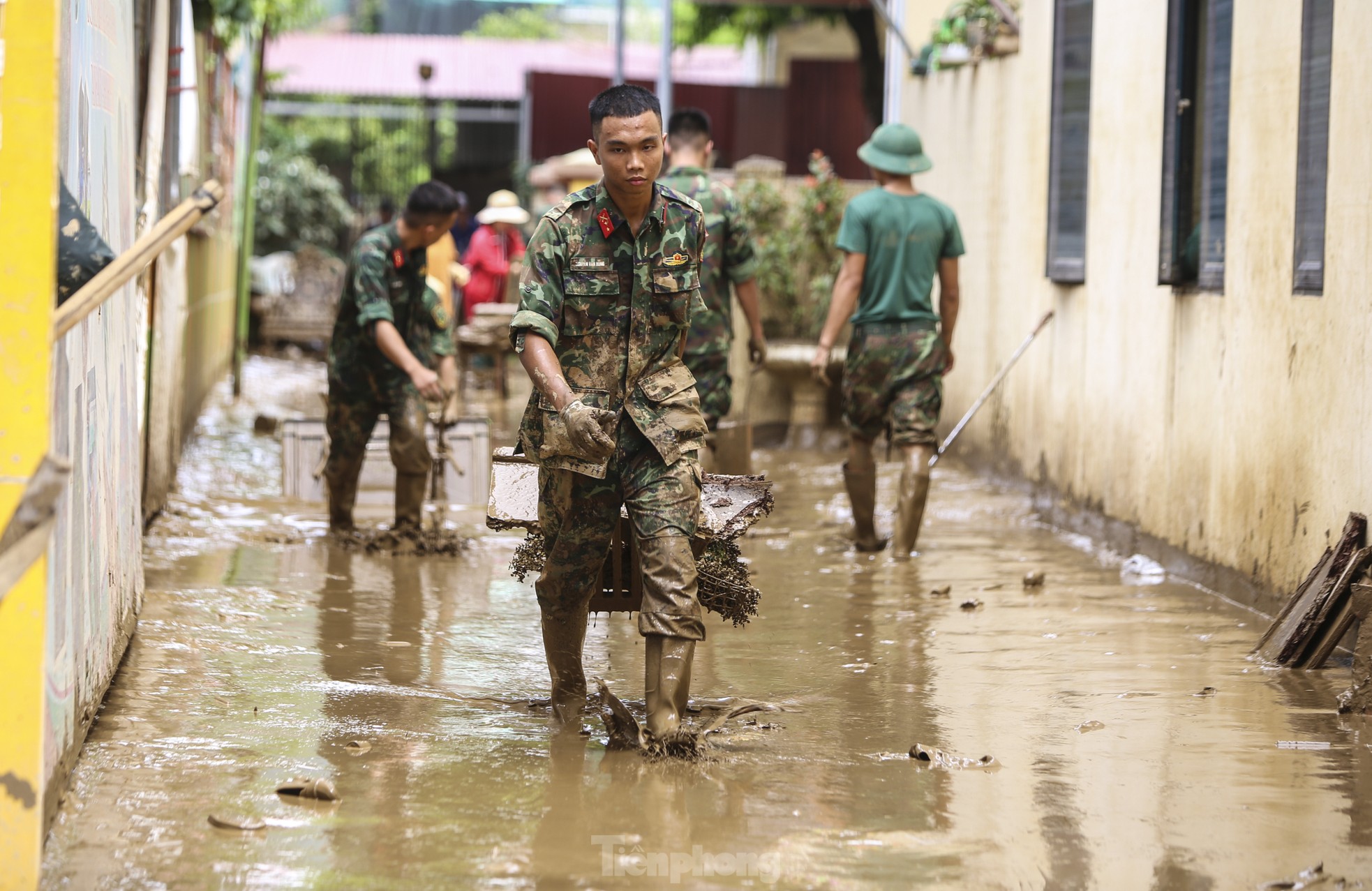 Bộ đội, công an dọn lớp bùn sâu đến đầu gối ở vùng 'rốn lũ' Yên Bái - Ảnh 13.