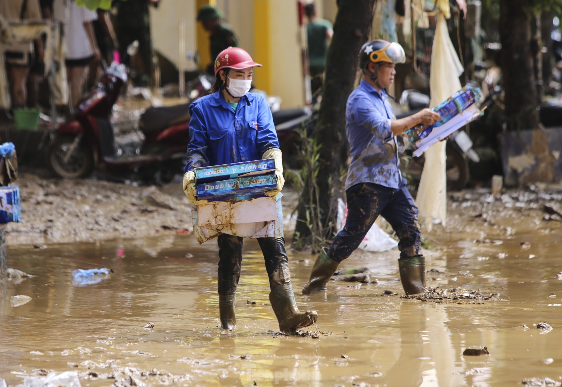 Bộ đội, công an dọn lớp bùn sâu đến đầu gối ở vùng 'rốn lũ' Yên Bái - Ảnh 10.