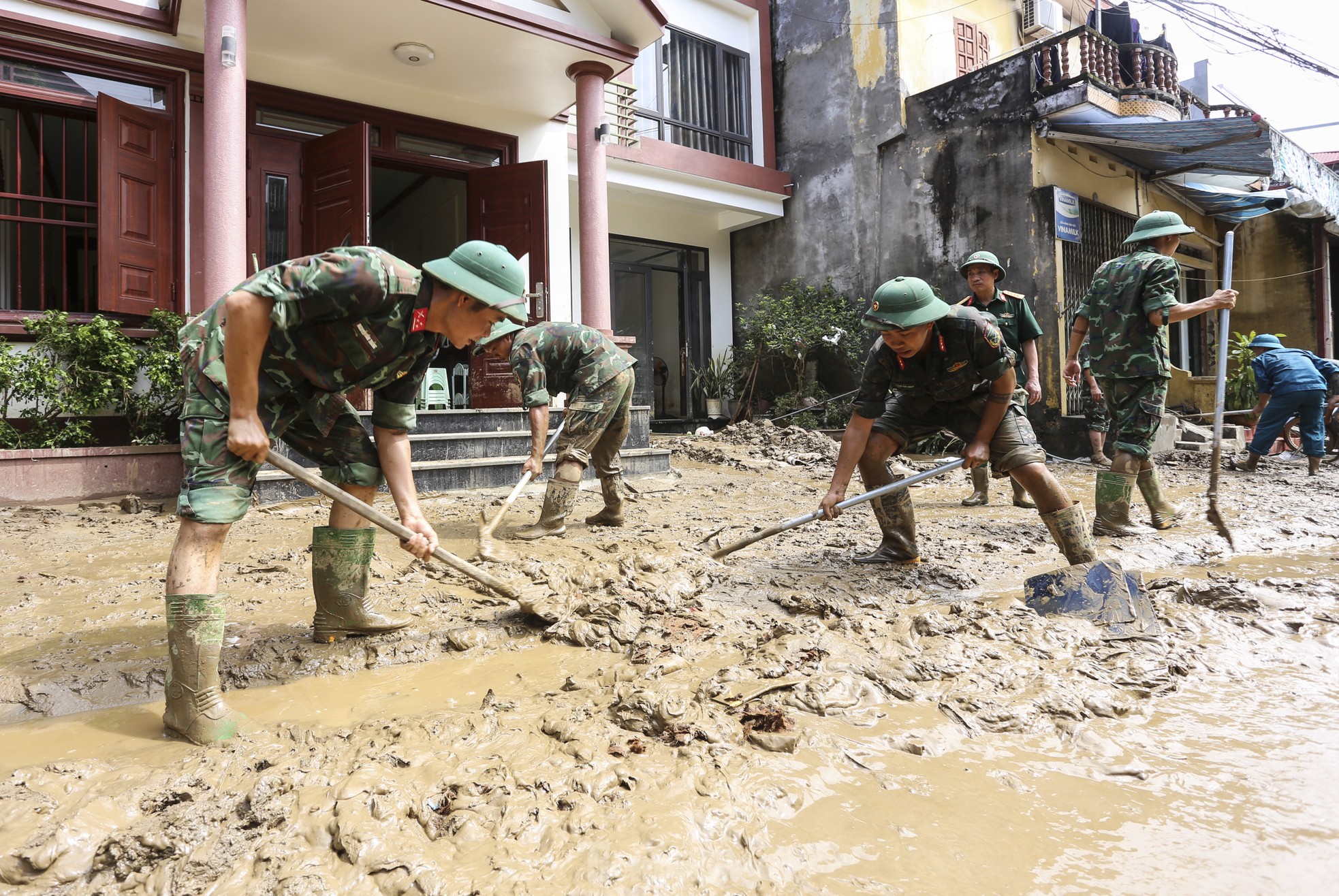 Bộ đội, công an dọn lớp bùn sâu đến đầu gối ở vùng 'rốn lũ' Yên Bái - Ảnh 9.