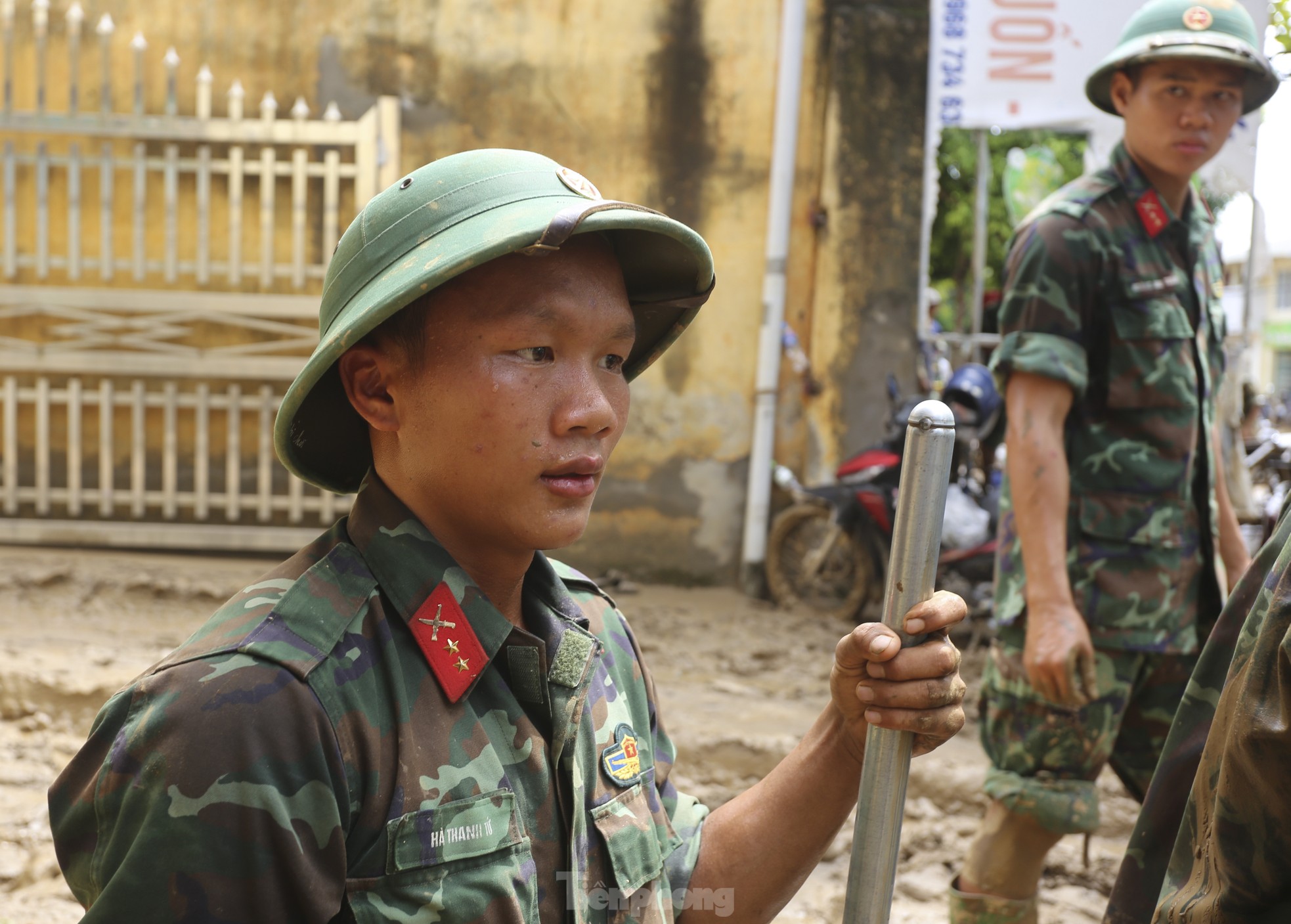 Bộ đội, công an dọn lớp bùn sâu đến đầu gối ở vùng 'rốn lũ' Yên Bái - Ảnh 14.