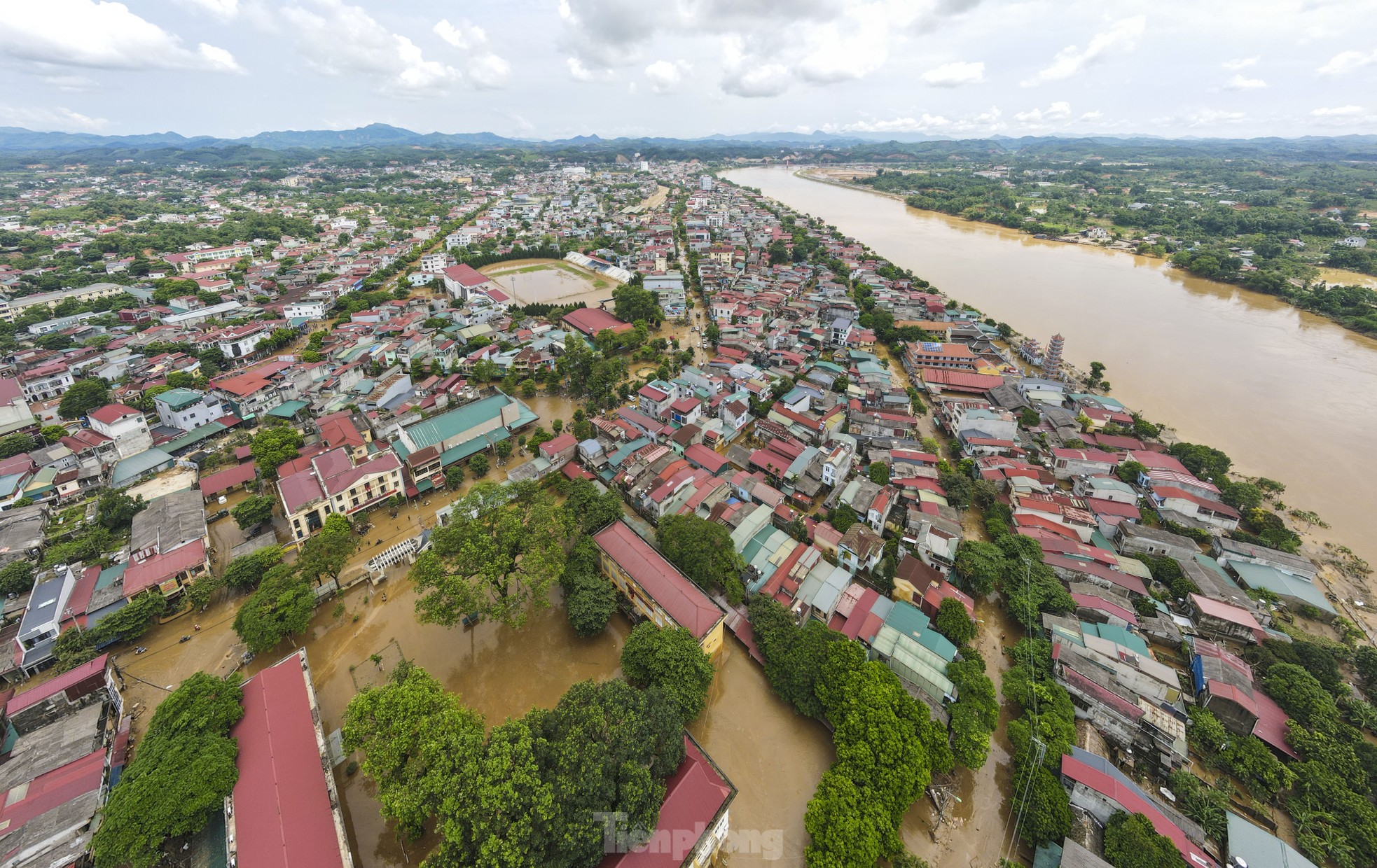 Bộ đội, công an dọn lớp bùn sâu đến đầu gối ở vùng 'rốn lũ' Yên Bái - Ảnh 1.