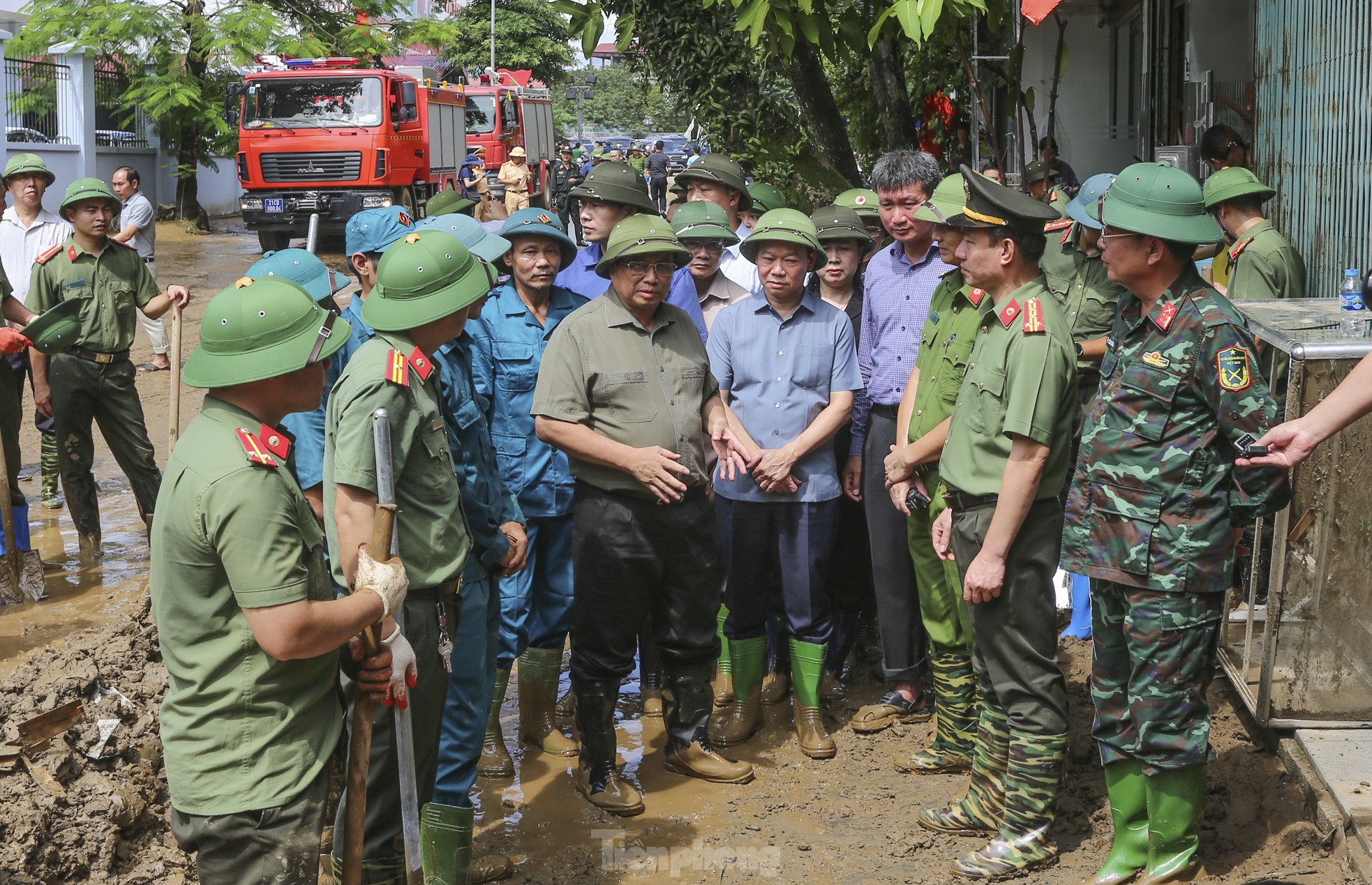 Bộ đội, công an dọn lớp bùn sâu đến đầu gối ở vùng 'rốn lũ' Yên Bái - Ảnh 20.