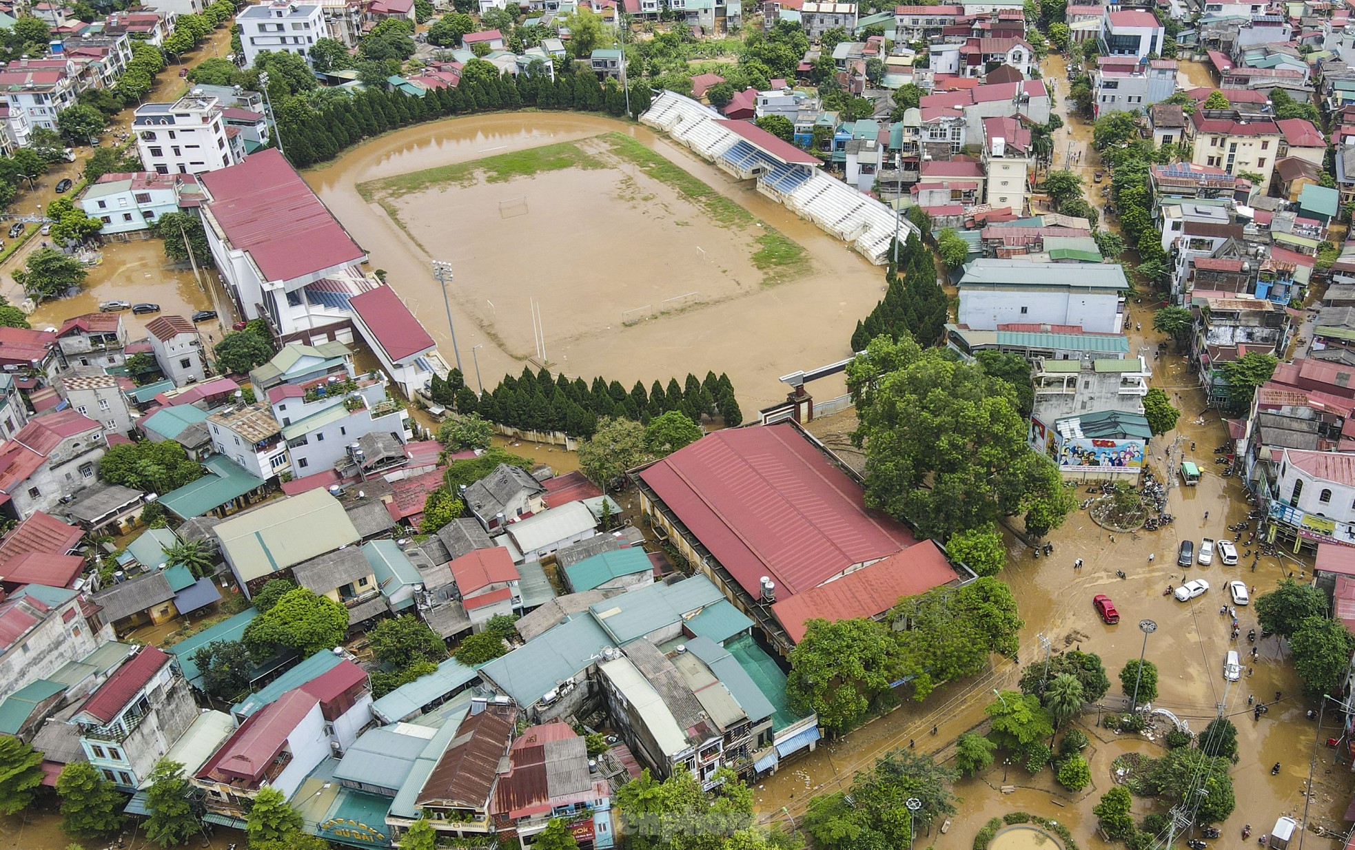 Bộ đội, công an dọn lớp bùn sâu đến đầu gối ở vùng 'rốn lũ' Yên Bái - Ảnh 3.