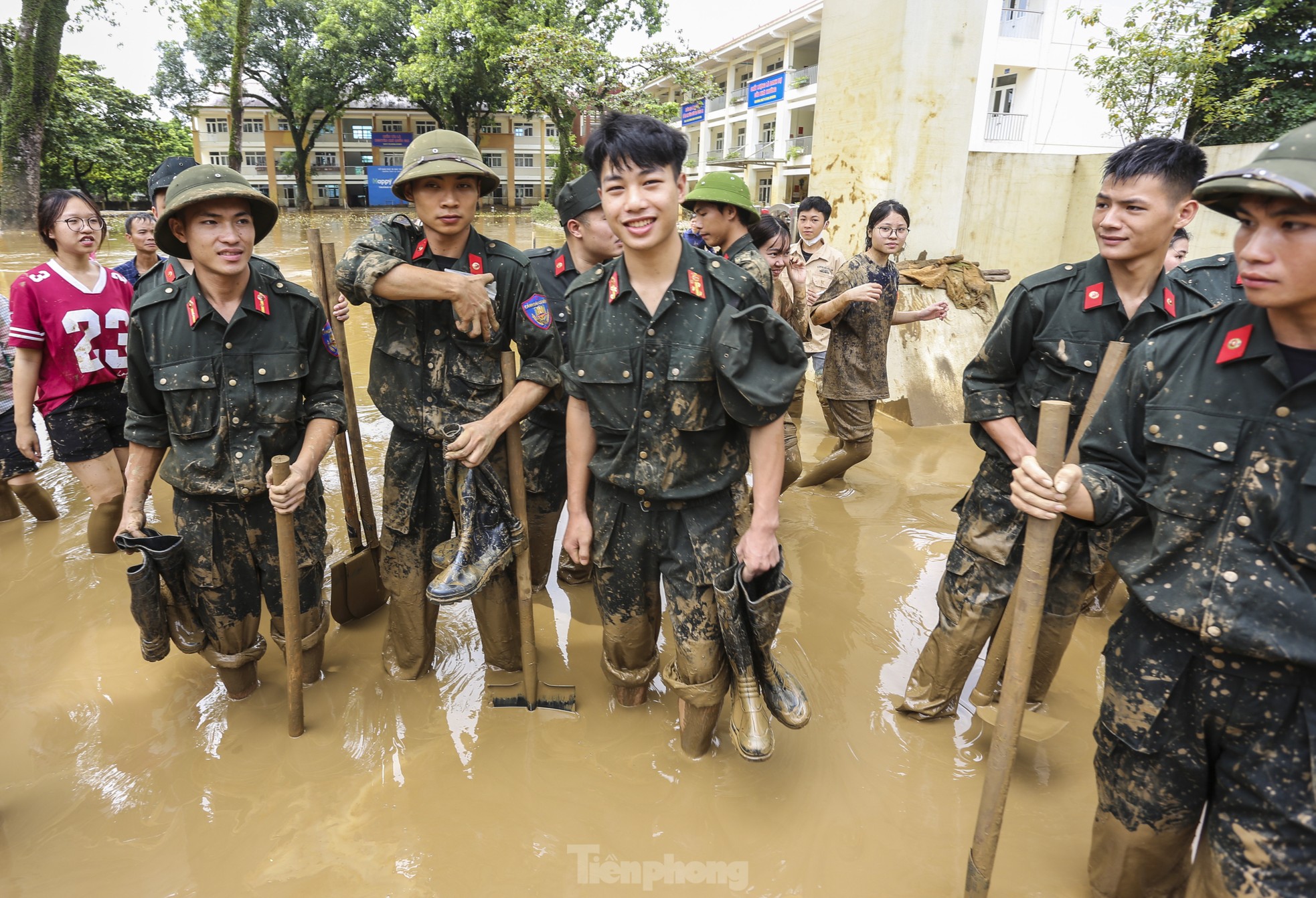 Bộ đội, công an dọn lớp bùn sâu đến đầu gối ở vùng 'rốn lũ' Yên Bái - Ảnh 17.