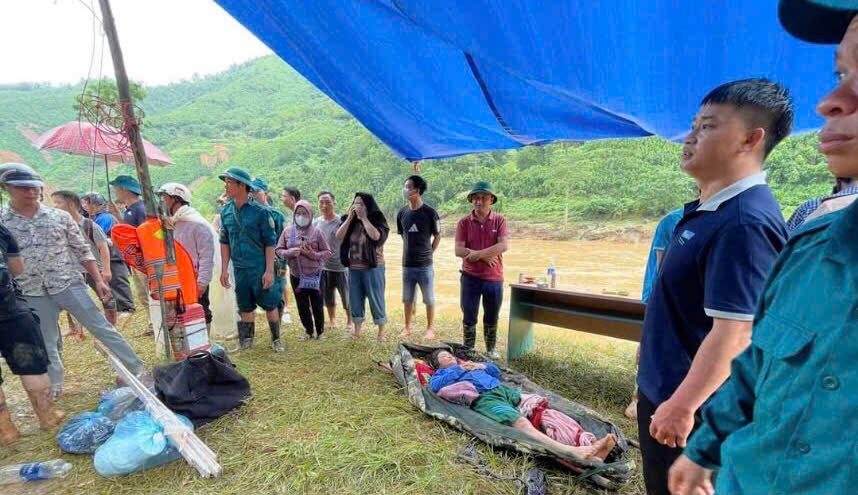 Video: Xúc động hình ảnh băng rừng, vượt lũ khiêng nạn nhân trong vụ sạt lở đất đi cấp cứu - Ảnh 3.