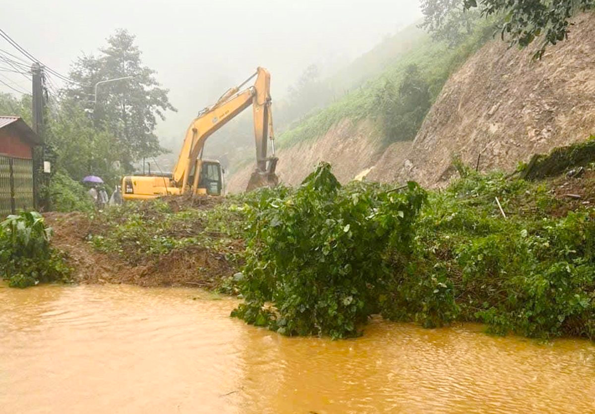 Người mẹ trẻ ở Bảo Yên đi bộ 16 tiếng, vượt 40km đường rừng để sinh con