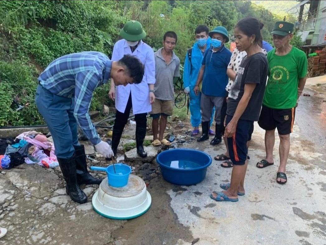 Vệ sinh giếng nước, bể chứa, xử lý môi trường sau lũ lụt theo hướng dẫn của Bộ Y tế