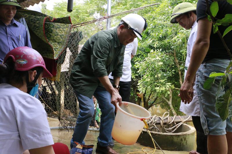 Vệ sinh giếng nước, bể chứa, xử lý môi trường sau lũ lụt theo hướng dẫn của Bộ Y tế- Ảnh 1.