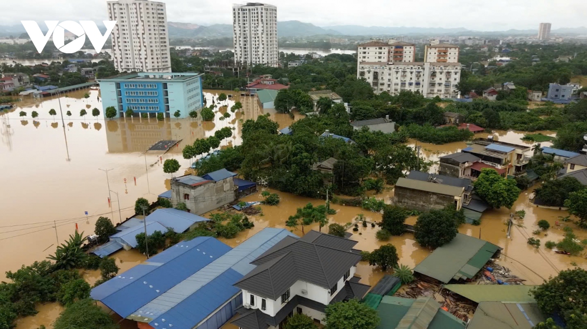 Các trường đại học gấp rút lên danh sách sinh viên vùng bão lũ để hỗ trợ - Ảnh 1.