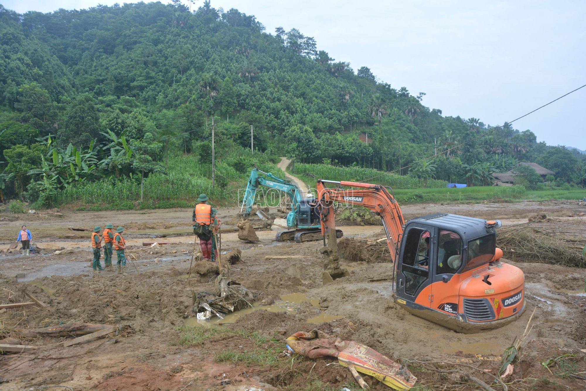 Diễn biến cuộc tìm kiếm đẫm nước mắt ở Làng Nủ: Thấy thêm nhiều thi thể, người còn sống đau thương ngày trở về- Ảnh 2.