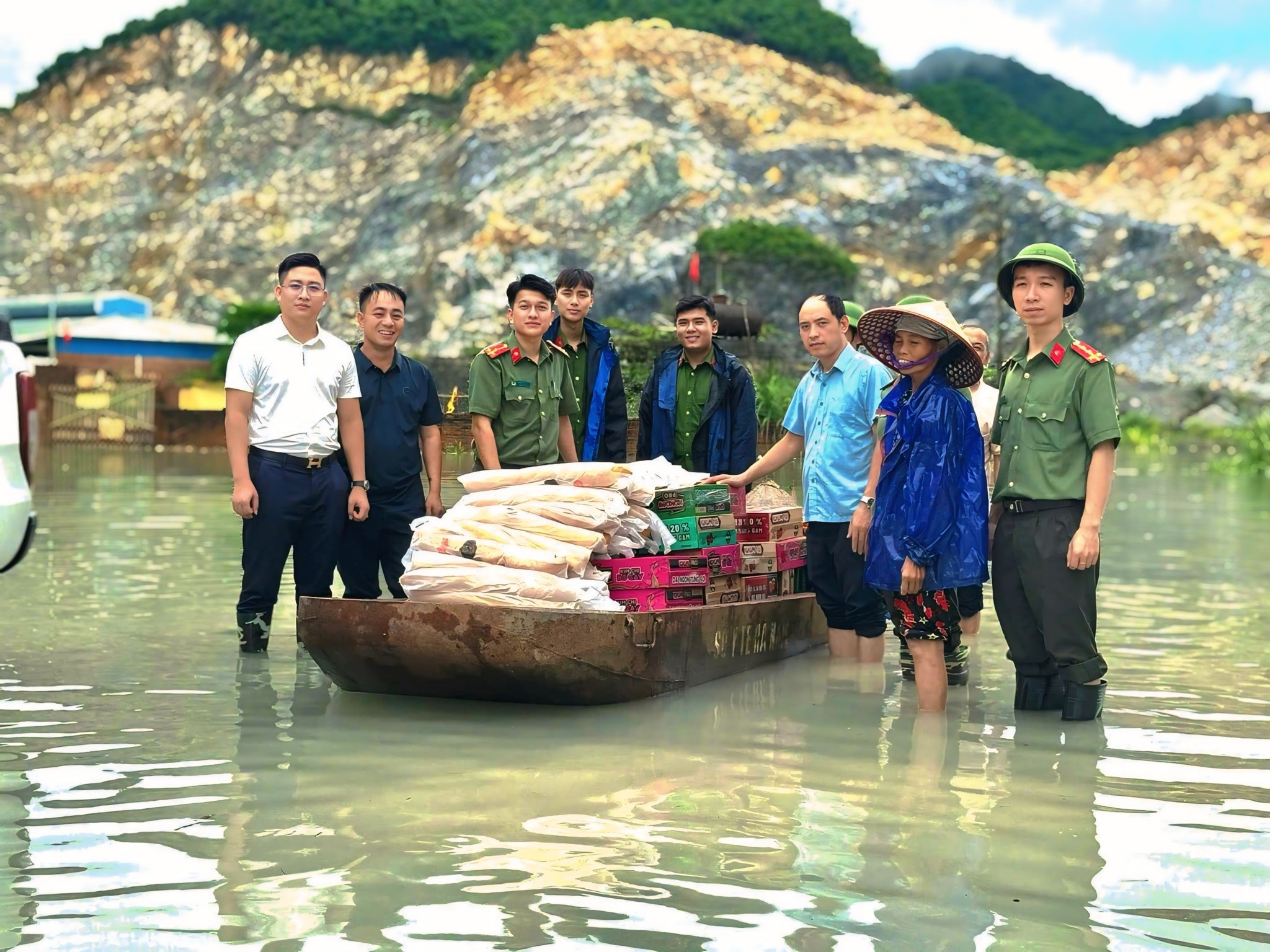 Lực lượng công an Hà Nam tiếp tục cùng người dân tập trung phòng chống, khắc phục hậu quả thiên tai- Ảnh 26.