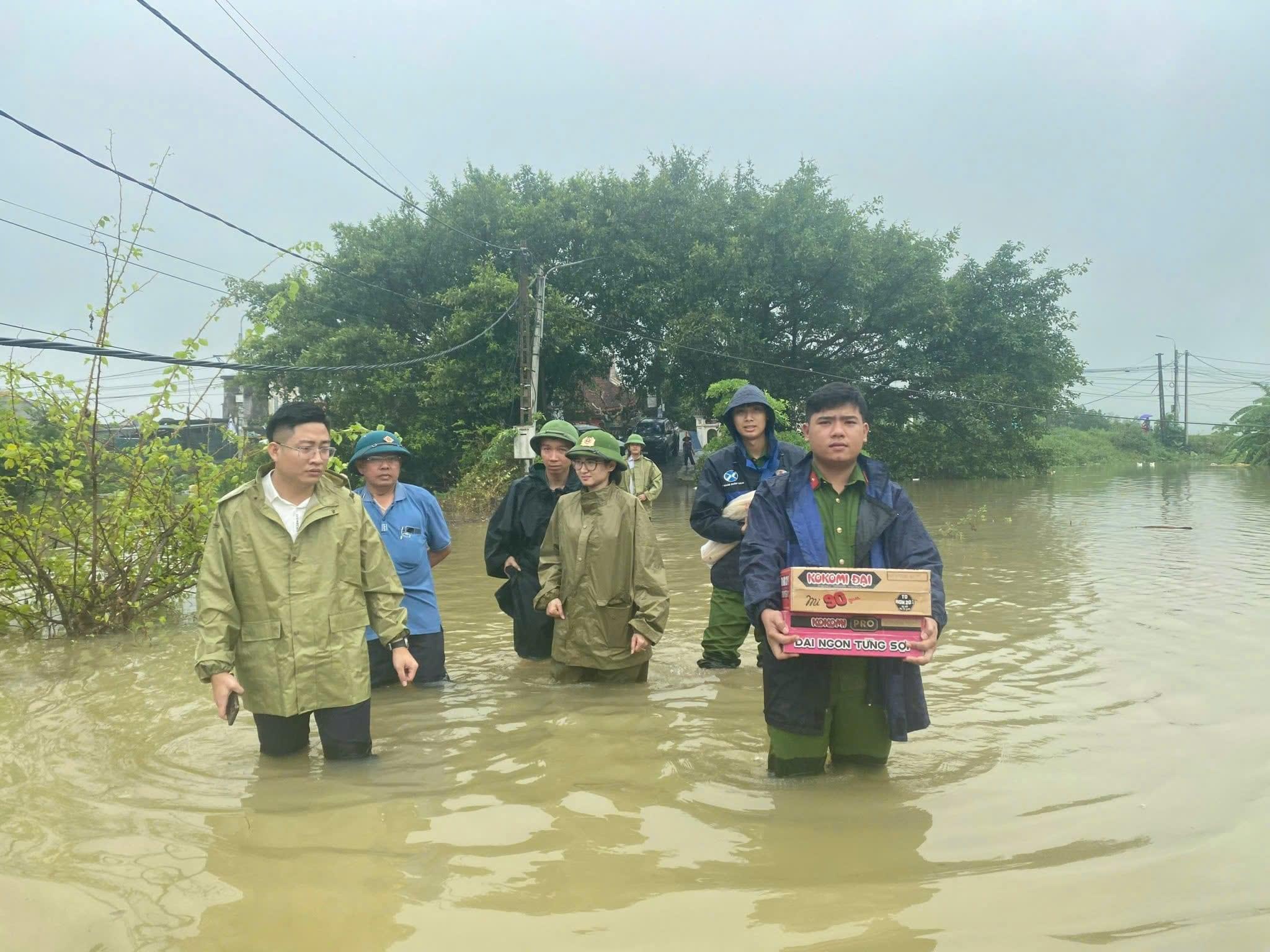 Lực lượng công an Hà Nam tiếp tục cùng người dân tập trung phòng chống, khắc phục hậu quả thiên tai- Ảnh 27.