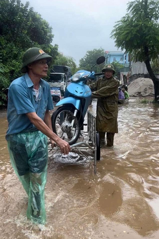 Lực lượng công an Hà Nam tiếp tục cùng người dân tập trung phòng chống, khắc phục hậu quả thiên tai- Ảnh 5.