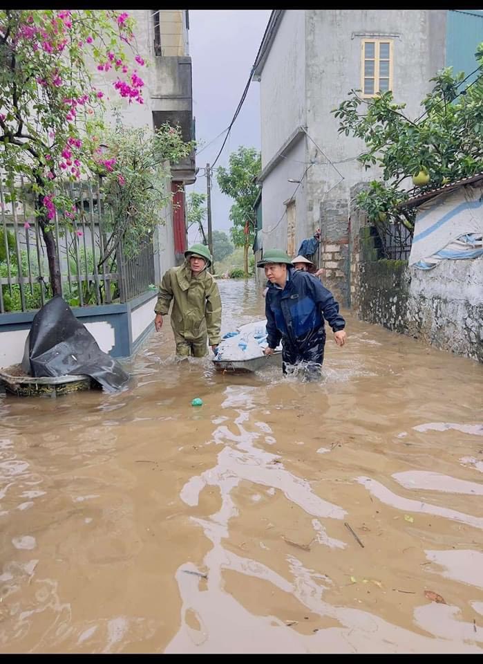 Lực lượng công an Hà Nam tiếp tục cùng người dân tập trung phòng chống, khắc phục hậu quả thiên tai- Ảnh 8.