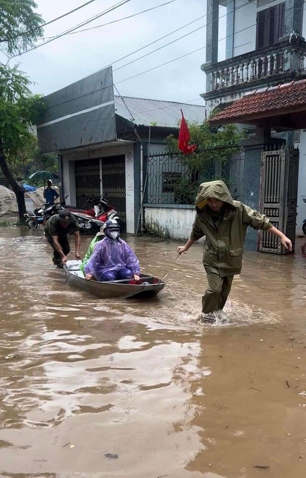 Lực lượng công an Hà Nam tiếp tục cùng người dân tập trung phòng chống, khắc phục hậu quả thiên tai- Ảnh 9.