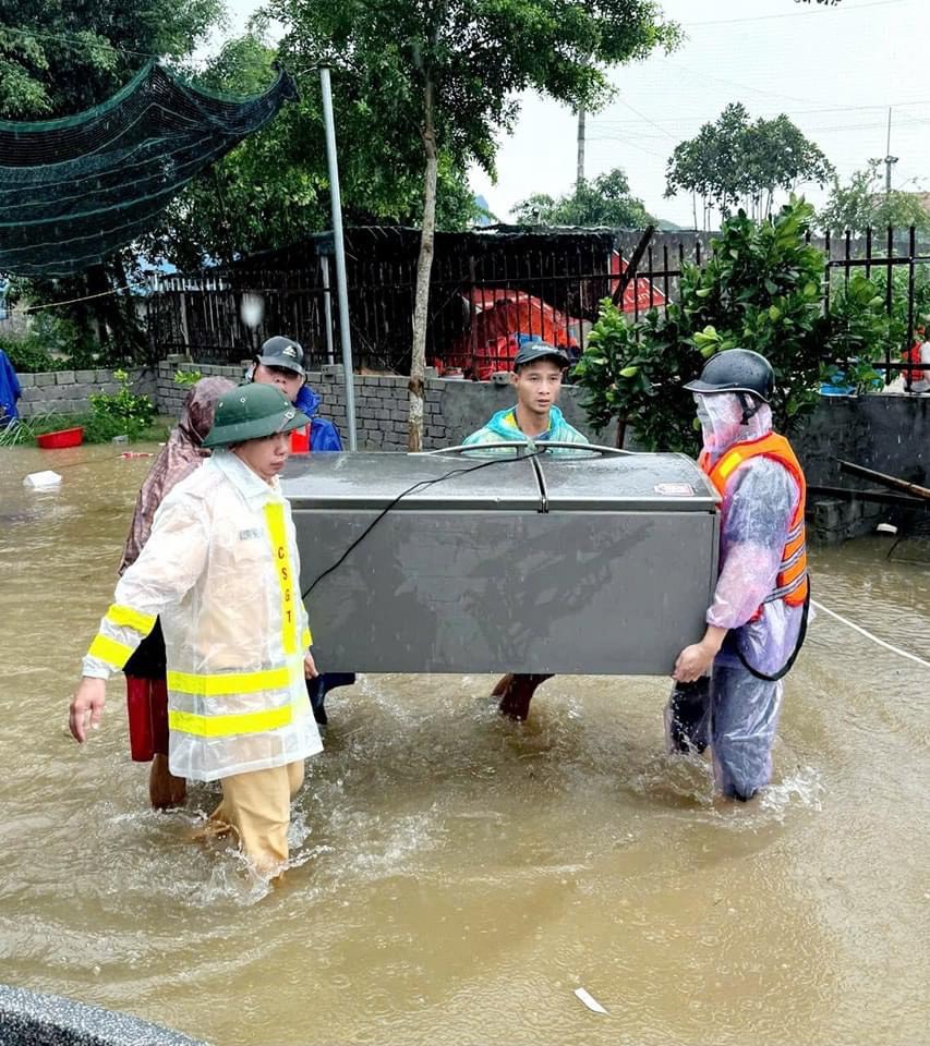 Lực lượng công an Hà Nam tiếp tục cùng người dân tập trung phòng chống, khắc phục hậu quả thiên tai- Ảnh 11.