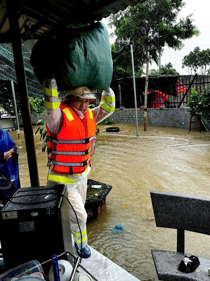 Lực lượng công an Hà Nam tiếp tục cùng người dân tập trung phòng chống, khắc phục hậu quả thiên tai- Ảnh 13.