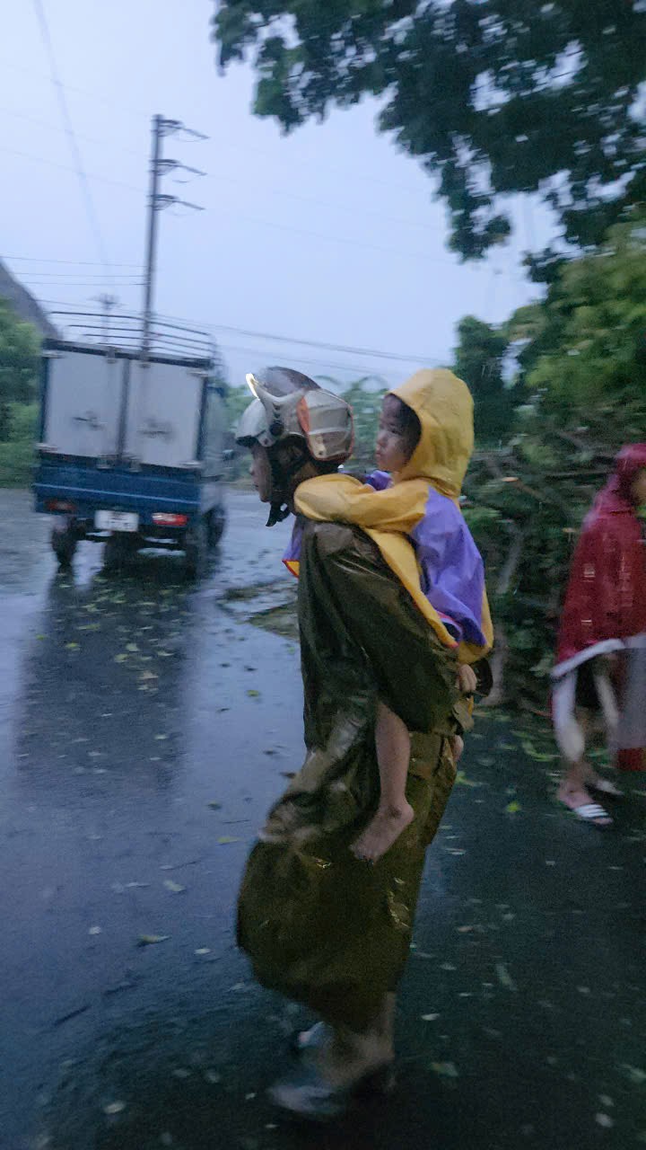 Lực lượng công an Hà Nam tiếp tục cùng người dân tập trung phòng chống, khắc phục hậu quả thiên tai- Ảnh 25.