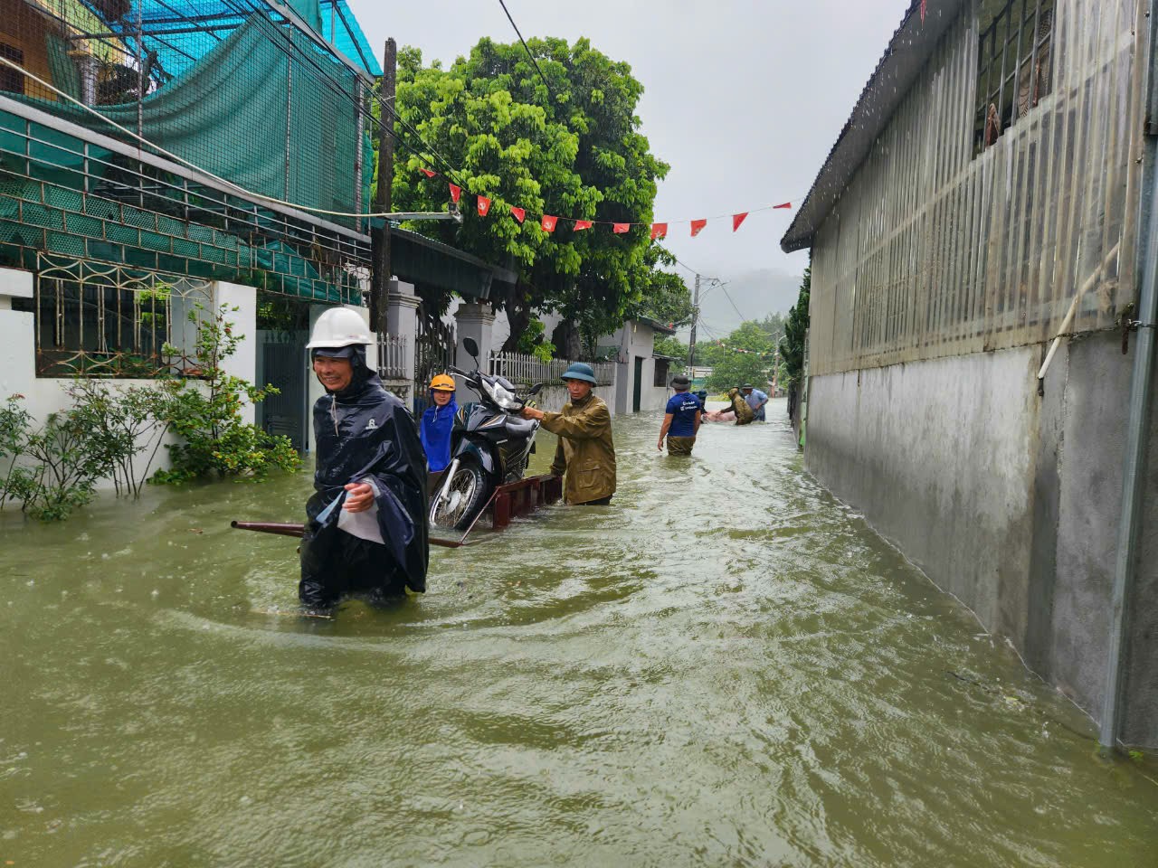 Lực lượng công an Hà Nam tiếp tục cùng người dân tập trung phòng chống, khắc phục hậu quả thiên tai- Ảnh 22.